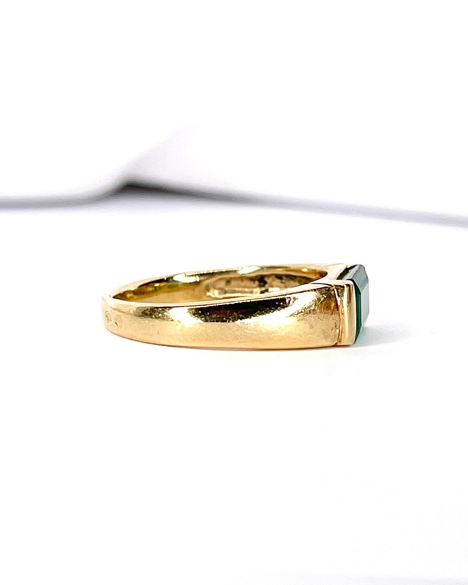 Bague Jonc Émeraude 1.10 carat "Alicia" - Elliade Paris