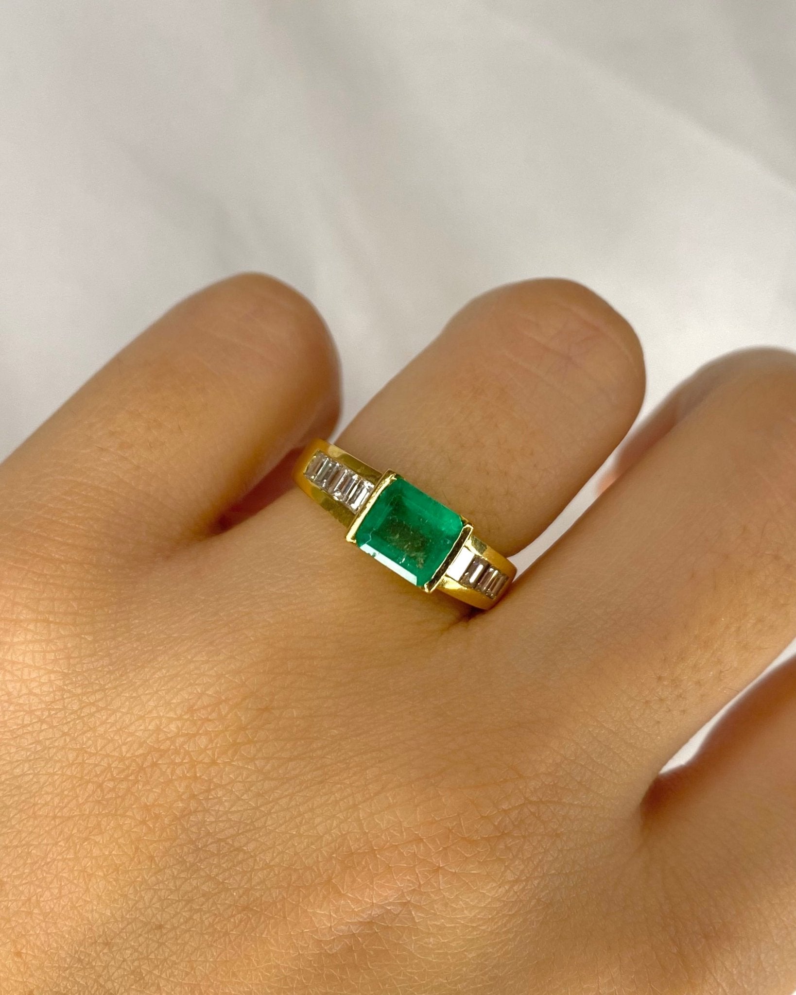 Bague Jonc Émeraude 1.15 carat &amp; Diamants 0.36 carat &quot;Cristina&quot; - Elliade Paris