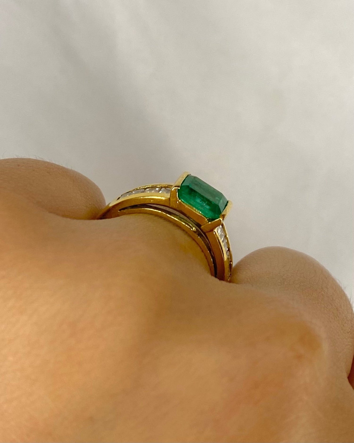 Bague Jonc Émeraude 1.15 carat &amp; Diamants 0.36 carat &quot;Cristina&quot; - Elliade Paris