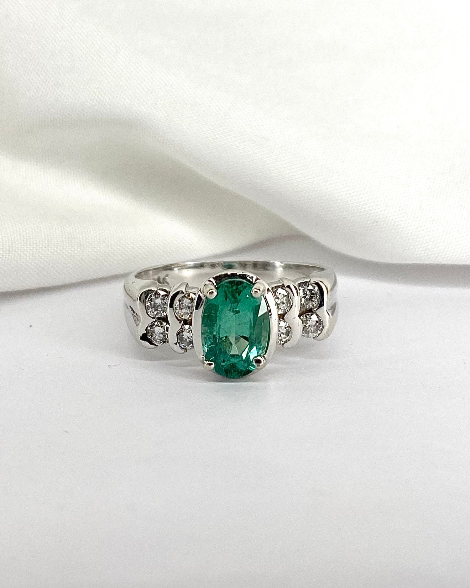 Bague Jonc Émeraude 1.70 carat &amp; 8 Diamants &quot;Fiona&quot; - Elliade Paris