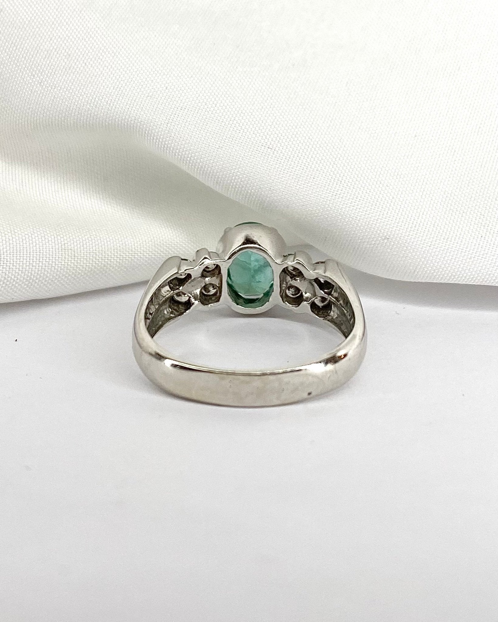 Bague Jonc Émeraude 1.70 carat &amp; 8 Diamants &quot;Fiona&quot; - Elliade Paris