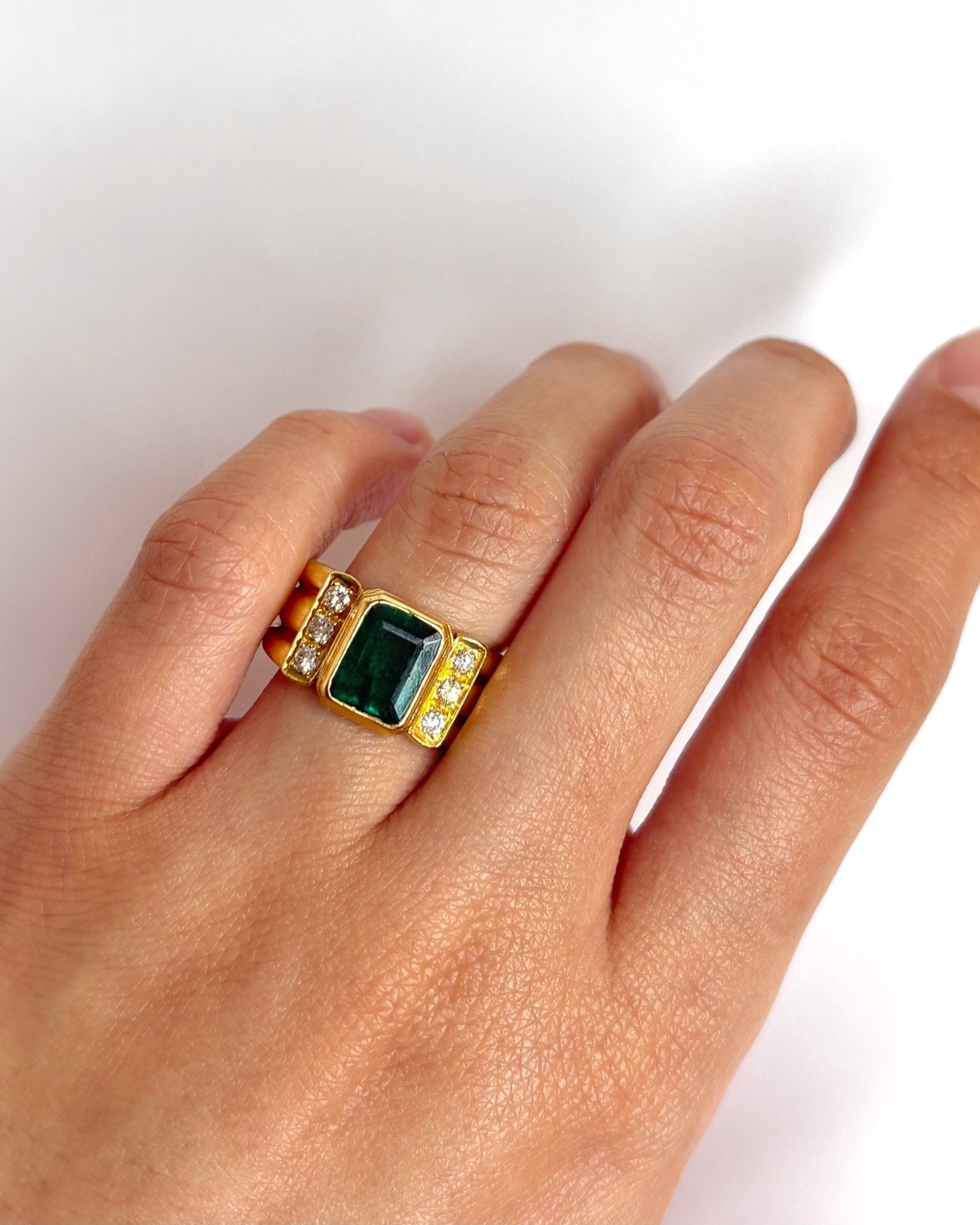 Bague Jonc Émeraude 2.35 carats, Diamants &amp; Or Jaune 10,51g "Claudia" - Elliade Paris
