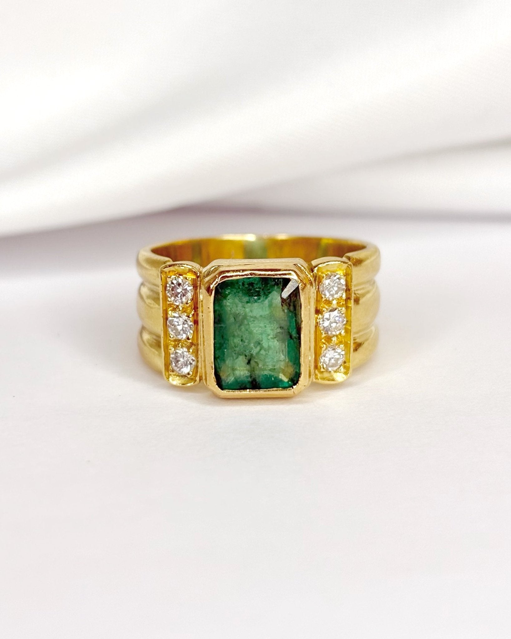 Bague Jonc Émeraude 2.35 carats, Diamants &amp; Or Jaune 10,51g "Claudia" - Elliade Paris