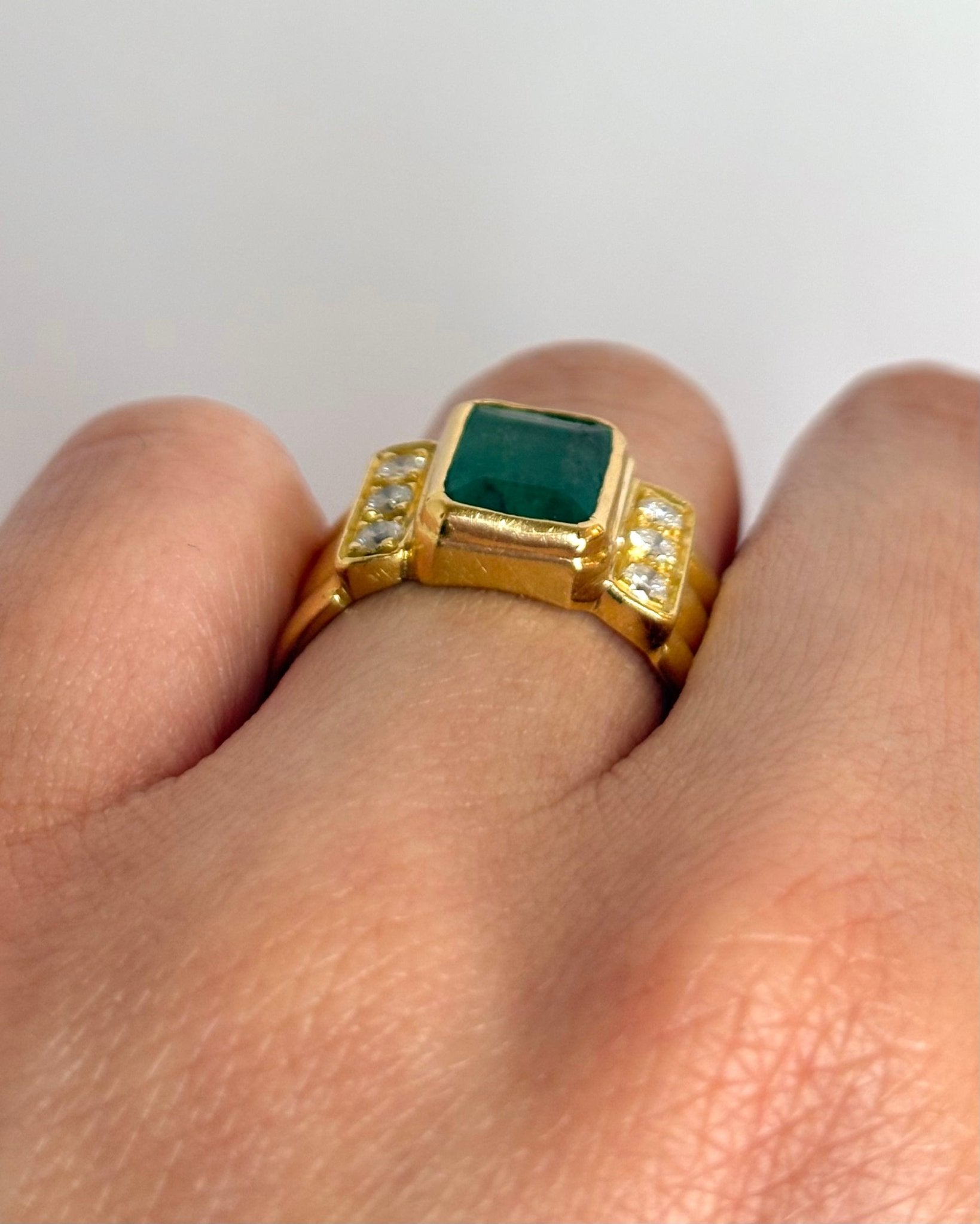 Bague Jonc Émeraude 2.35 carats, Diamants &amp; Or Jaune 10,51g "Claudia" - Elliade Paris