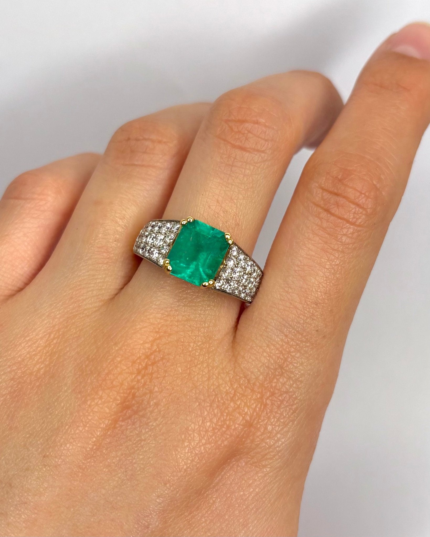 Bague Jonc Émeraude 3.80 carats, Diamants 1.08 carat &amp; Or 8,7g "Florine" - Elliade Paris