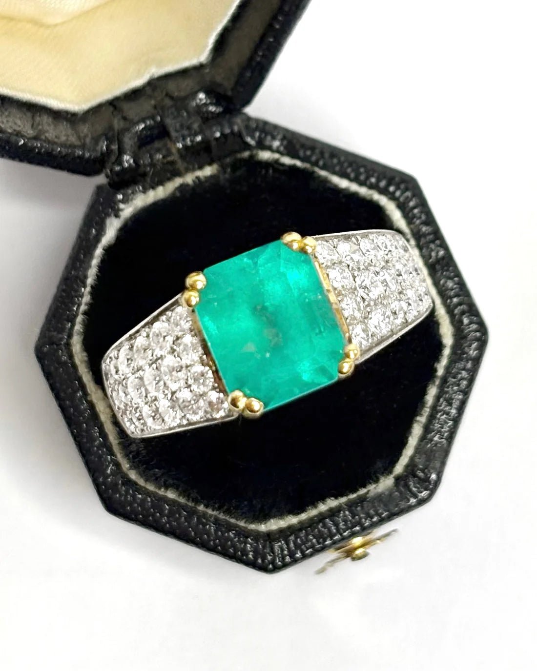 Bague Jonc Émeraude 3.80 carats, Diamants 1.08 carat &amp; Or 8,7g "Florine" - Elliade Paris