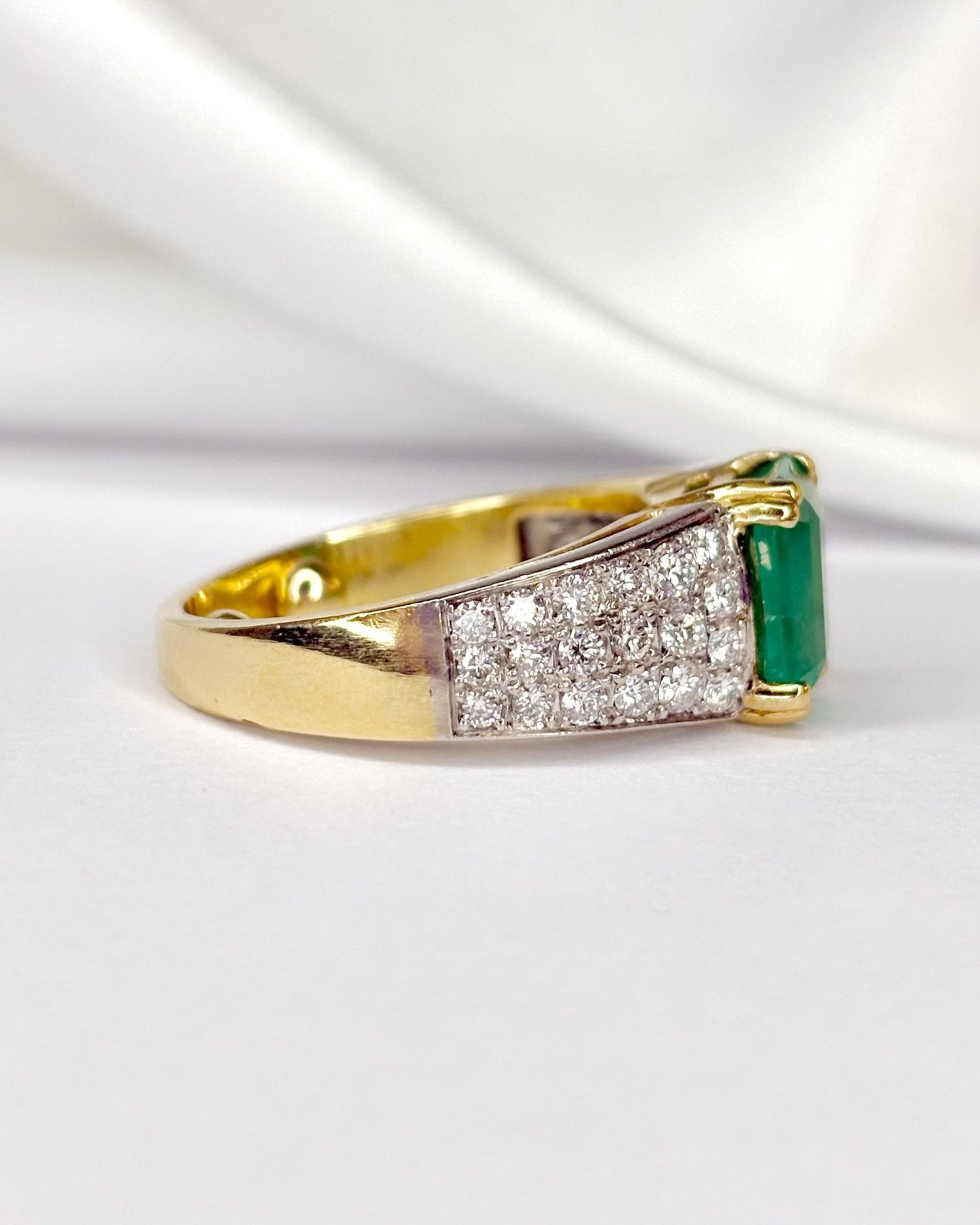 Bague Jonc Émeraude 3.80 carats, Diamants 1.08 carat &amp; Or 8,7g "Florine" - Elliade Paris