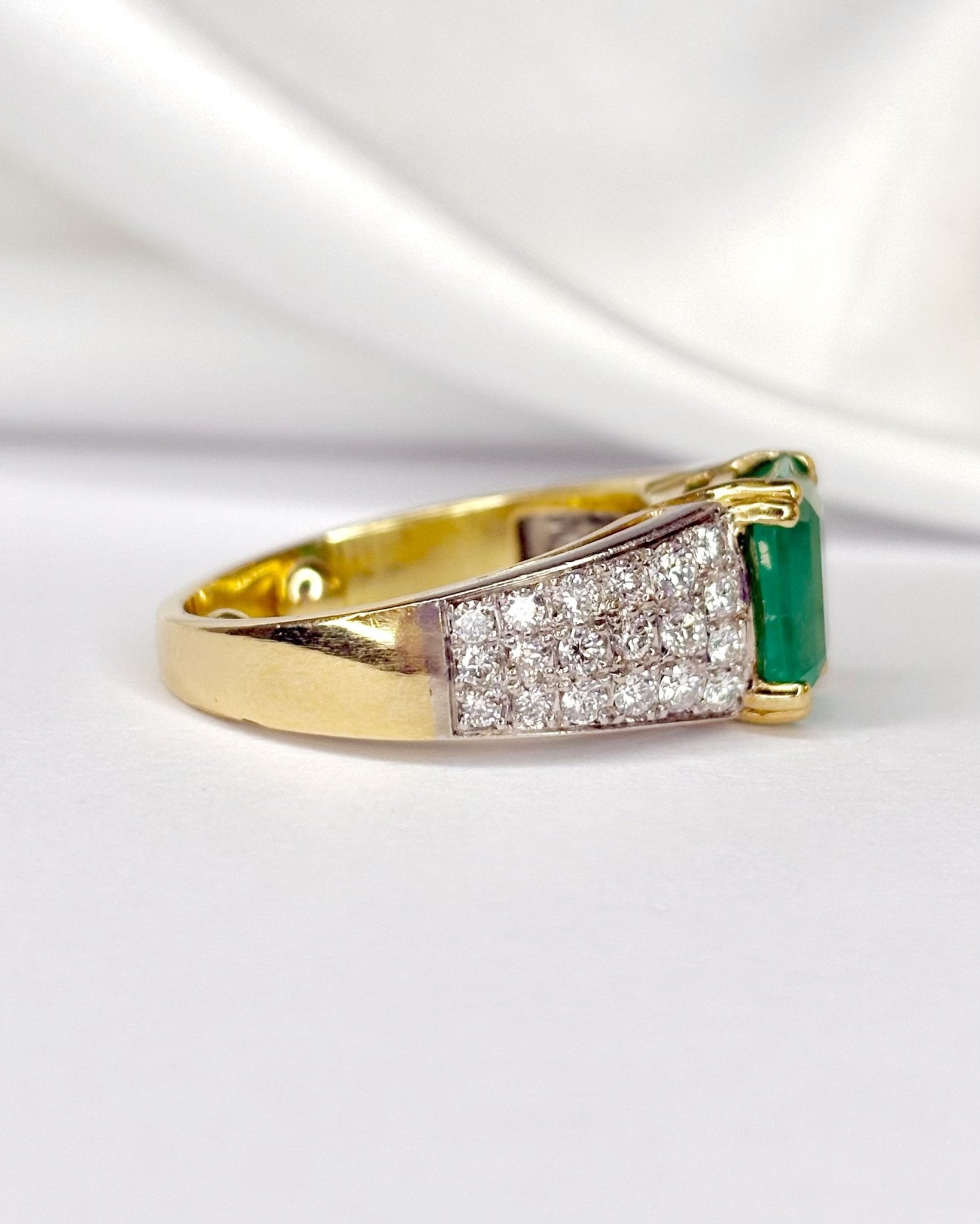 Bague Jonc Émeraude 3.80 carats, Diamants 1.08 carat &amp; Or 8,7g "Florine" - Elliade Paris