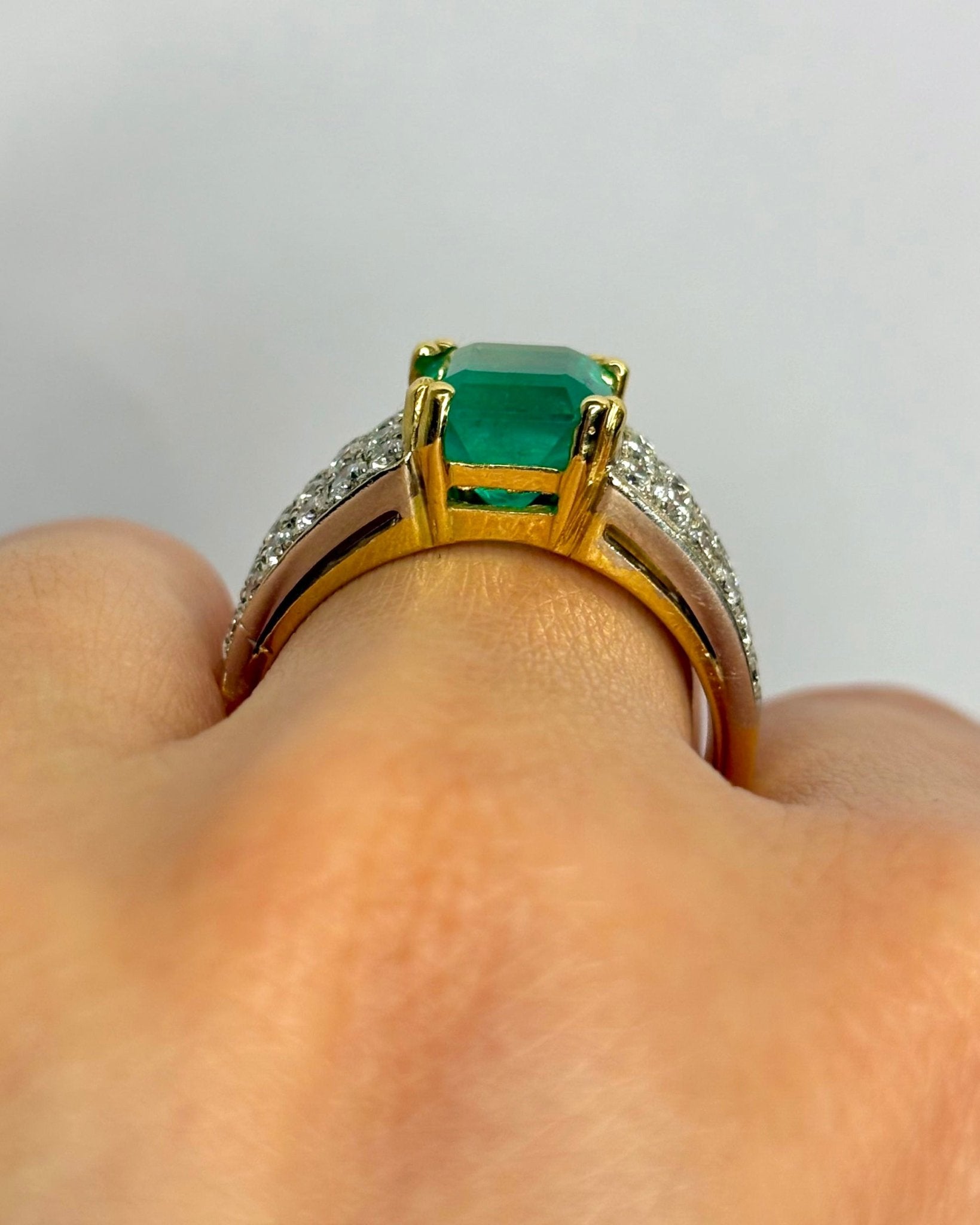 Bague Jonc Émeraude 3.80 carats, Diamants 1.08 carat &amp; Or 8,7g "Florine" - Elliade Paris