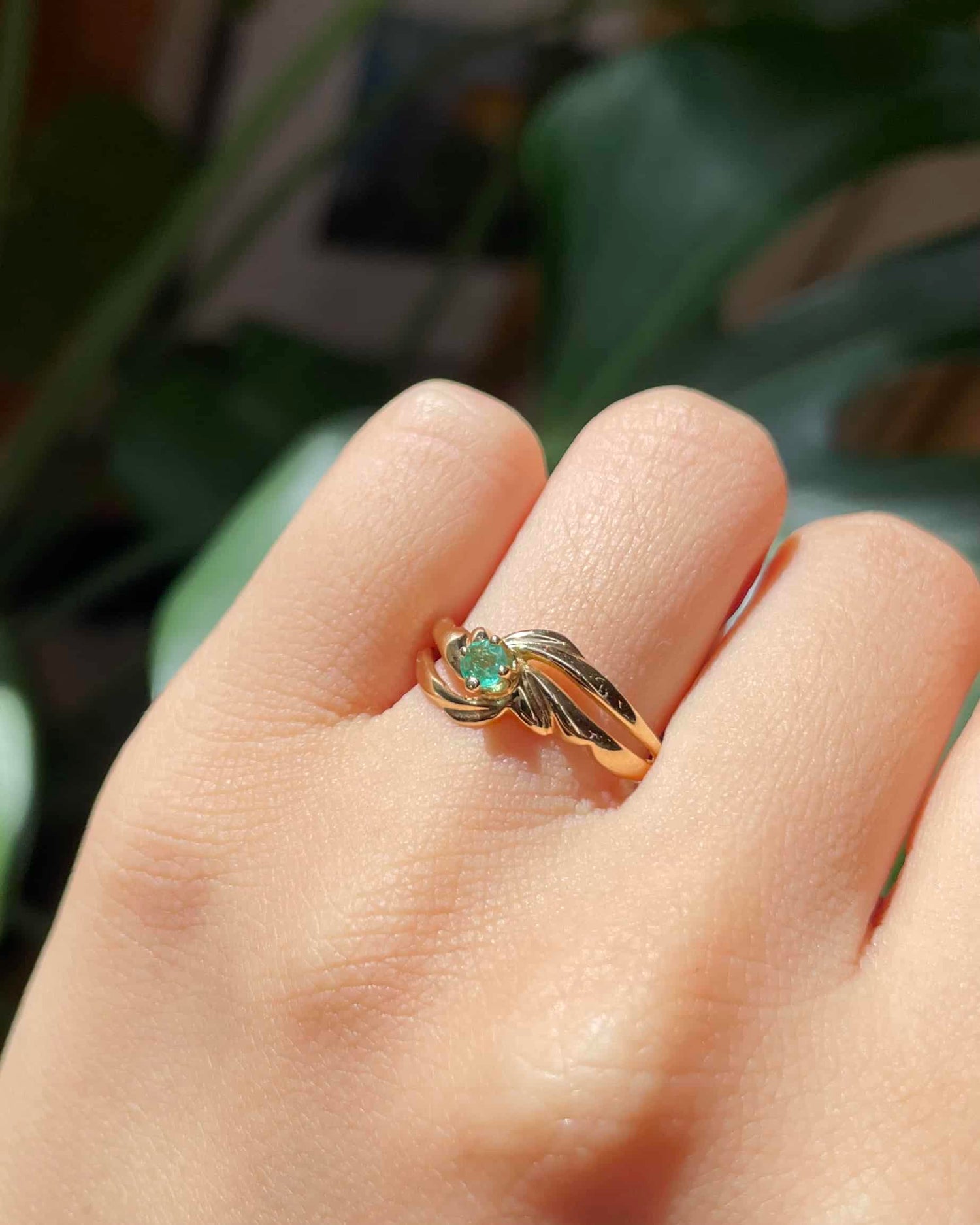 Anillo Tourbillon Solitario Esmeralda &quot;Eviana&quot;