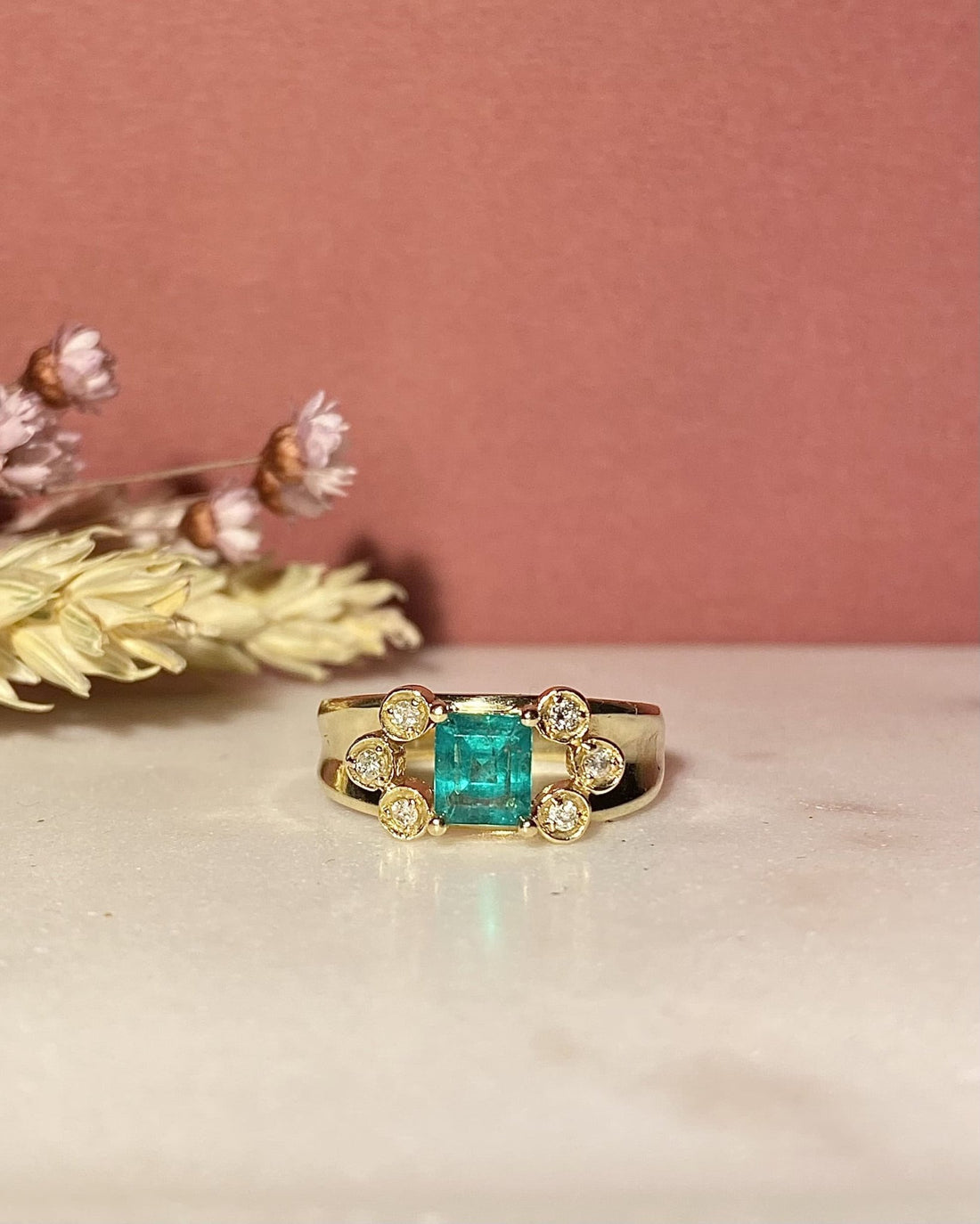 Bague Jonc Émeraude Colombie 0.80 carat &amp; Diamants &quot;Alix&quot; - Elliade Paris