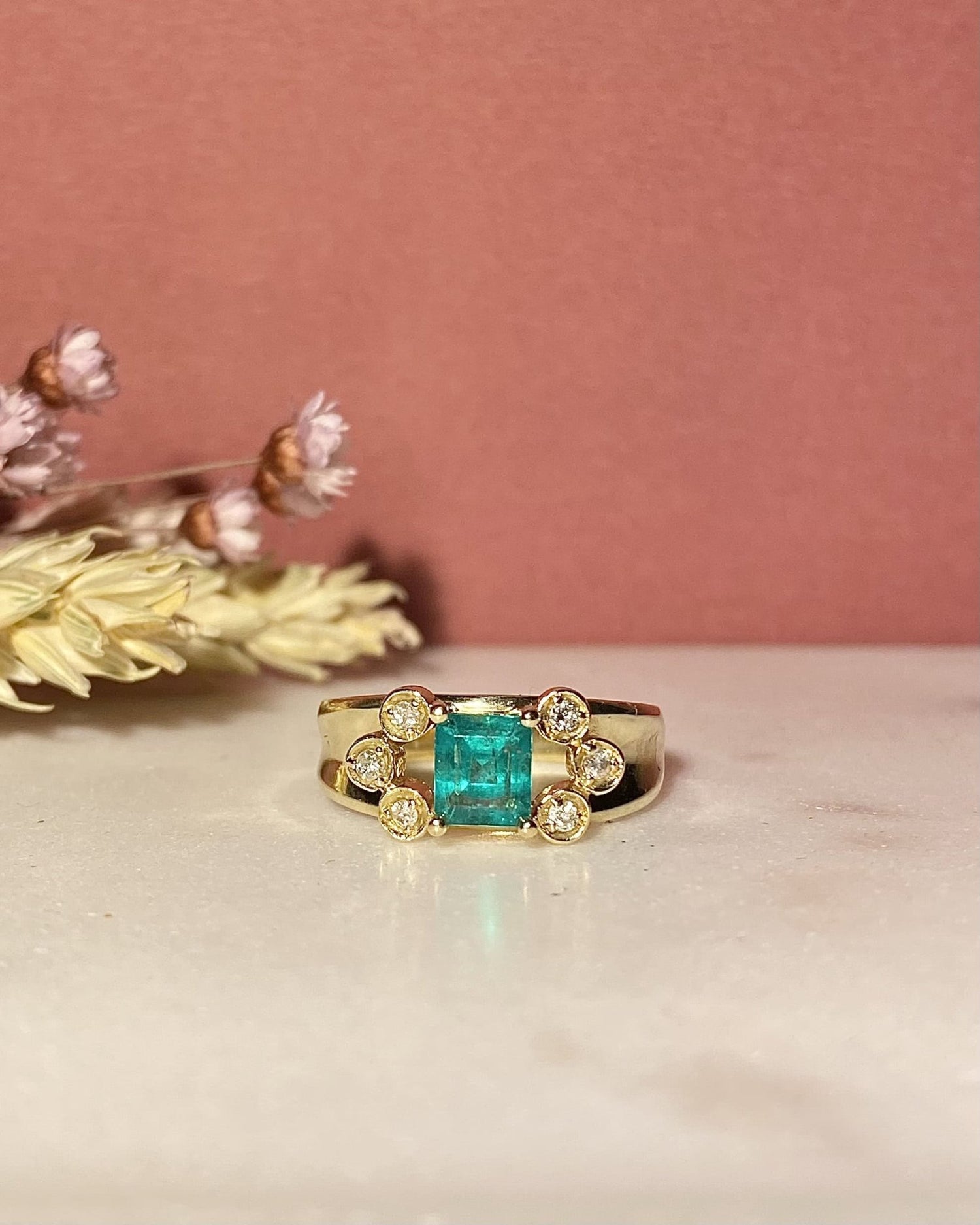 Bague Jonc Émeraude Colombie 0.80 carat &amp; Diamants &quot;Alix&quot; - Elliade Paris