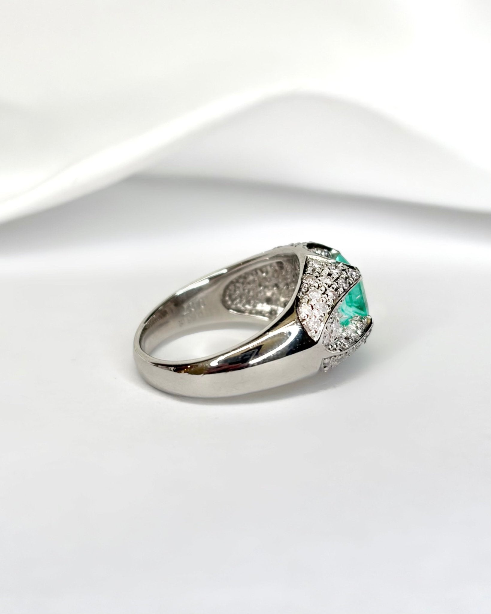 Bague Jonc Émeraude Colombienne 0.85 carat, Diamants 0.82 carat &amp; Platine 11.85 g "Emy" - Elliade Paris
