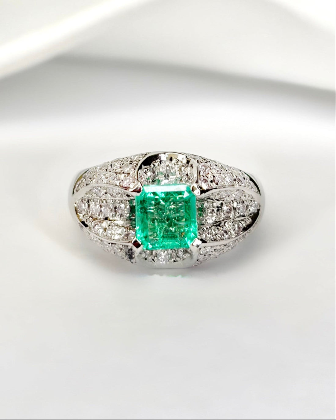 Bague Jonc Émeraude Colombienne 0.85 carat, Diamants 0.82 carat &amp; Platine 11.85 g "Emy" - Elliade Paris