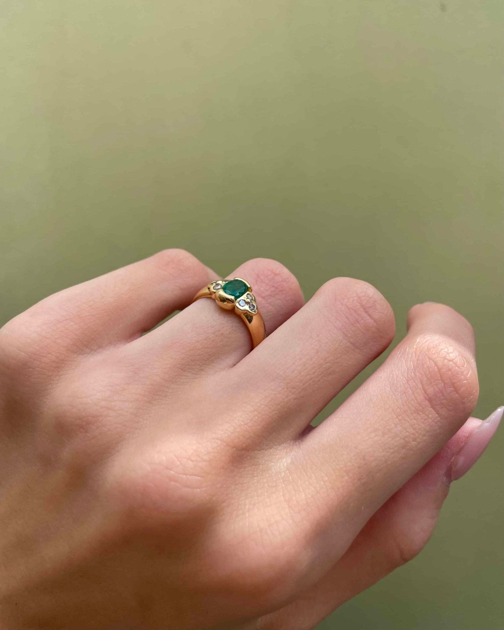 Bague Jonc Emeraude &amp; Diamants "Sally" - Elliade Paris
