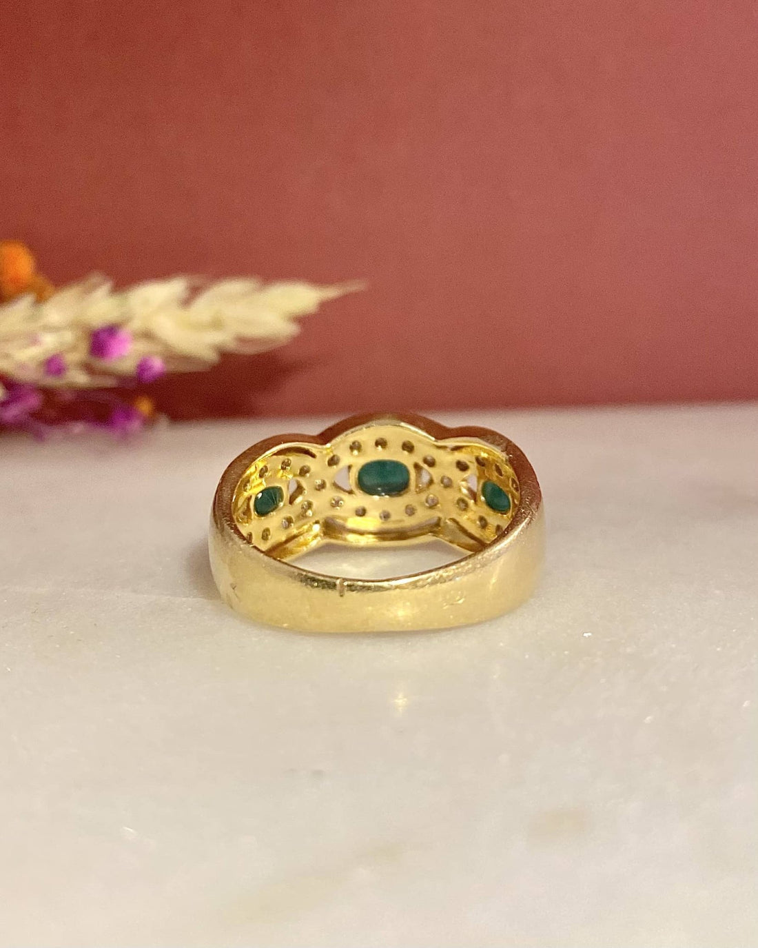 Bague Jonc Emeraudes 0.72 carat &amp; 28 Diamants &quot;Constance&quot; - Elliade Paris