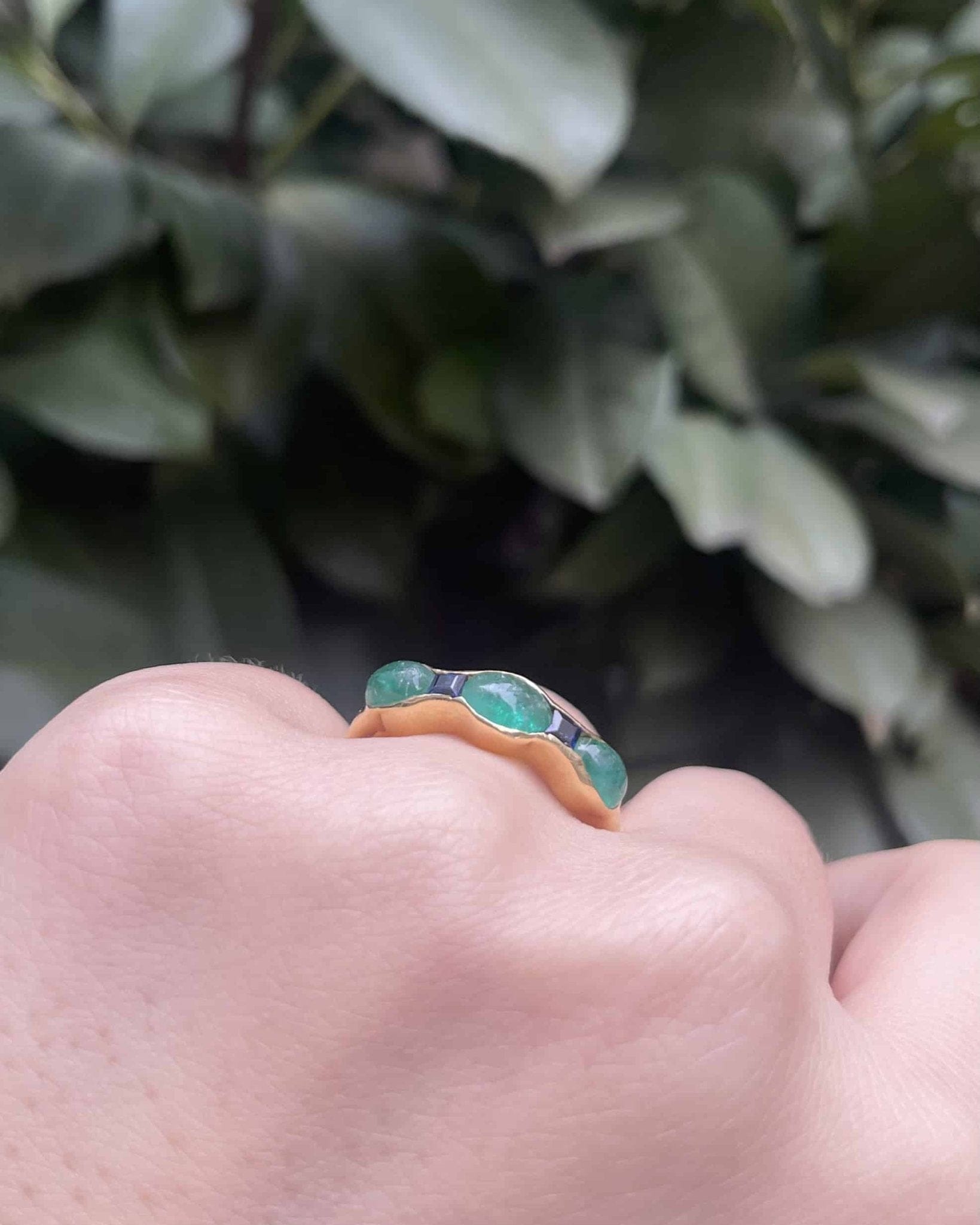 Bague Jonc Émeraudes 1.60 carat &amp; Saphirs "Alison" - Elliade Paris