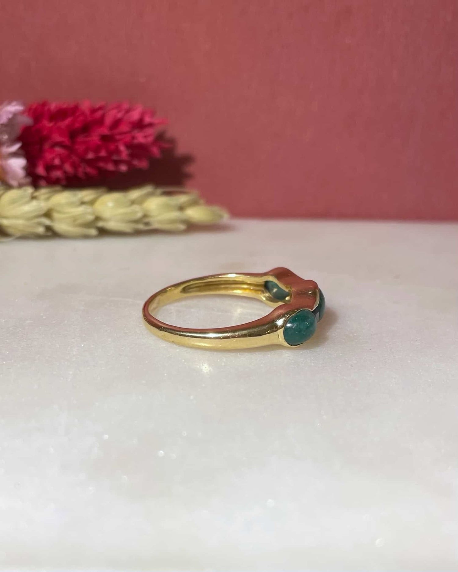 Bague Jonc Émeraudes 1.60 carat &amp; Saphirs &quot;Alison&quot; - Elliade Paris