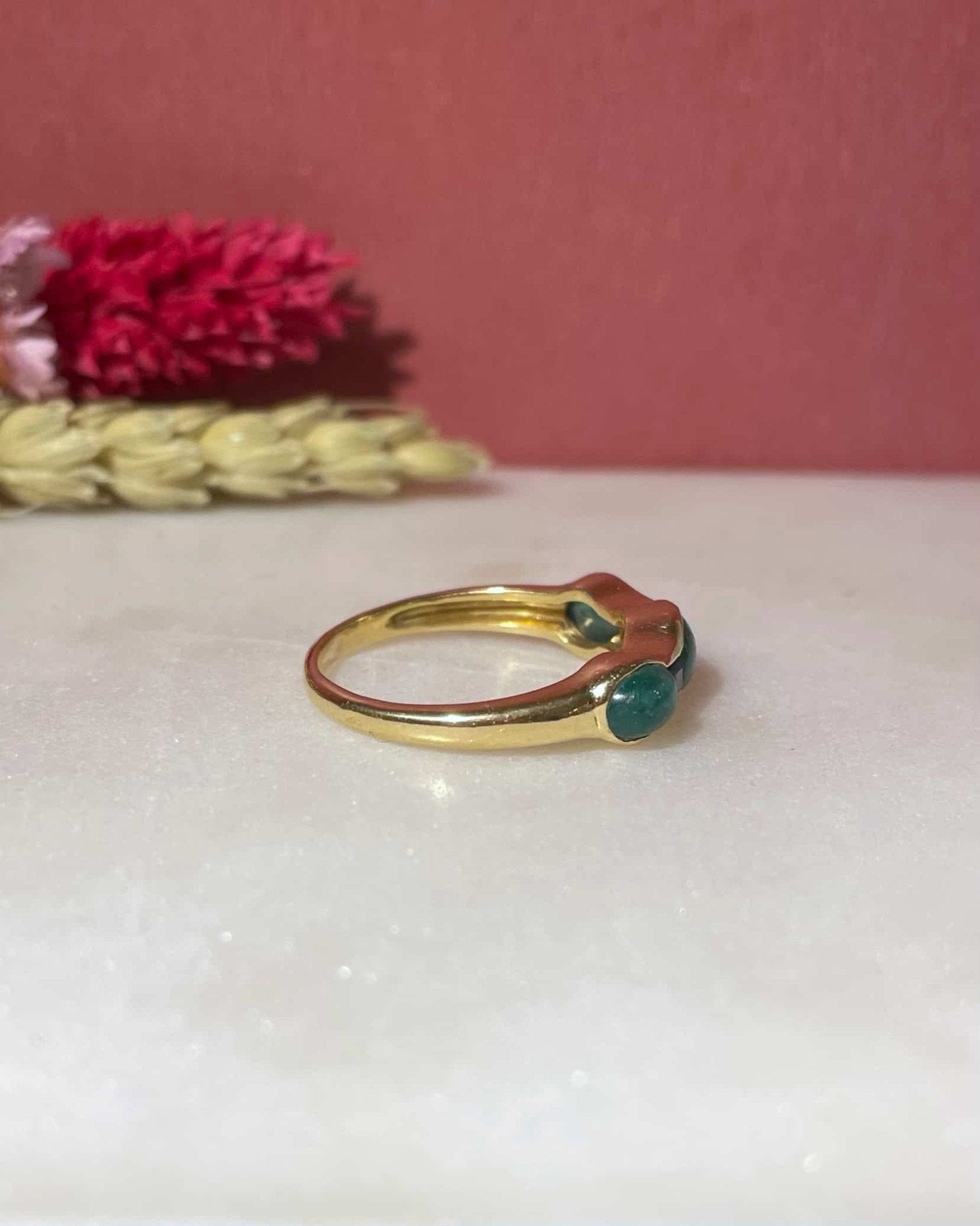 Bague Jonc Émeraudes 1.60 carat &amp; Saphirs "Alison" - Elliade Paris