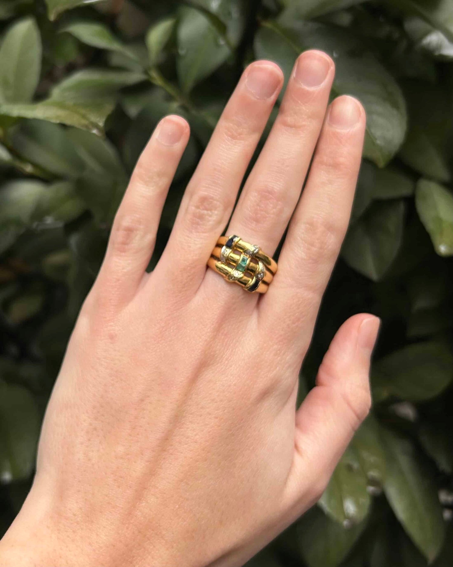 Bague Jonc Saphirs, Émeraudes &amp; Diamants &quot;Lucilia&quot;