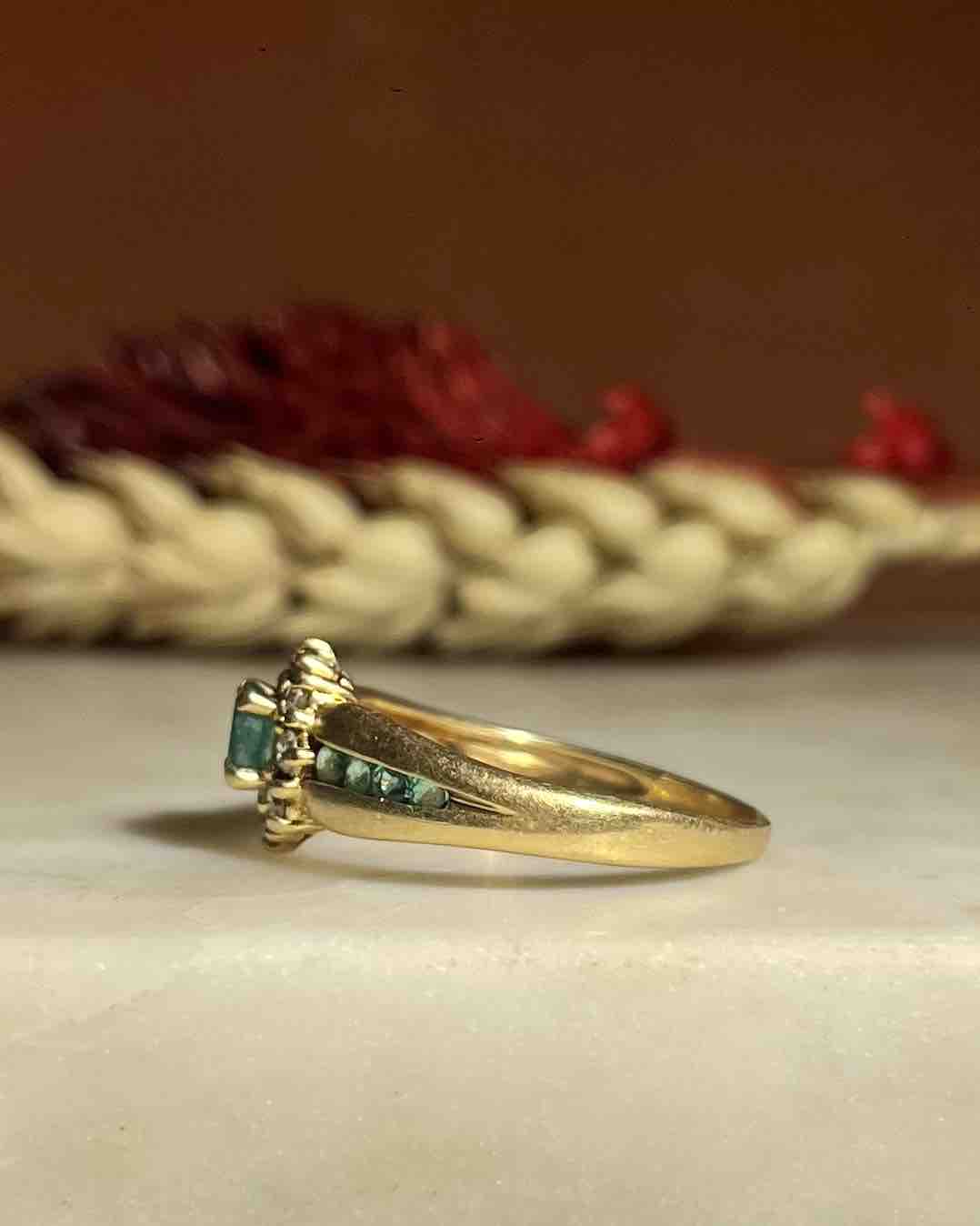 Bague Marguerite Jonc Émeraude &amp; Diamants &quot;Noëlla&quot;