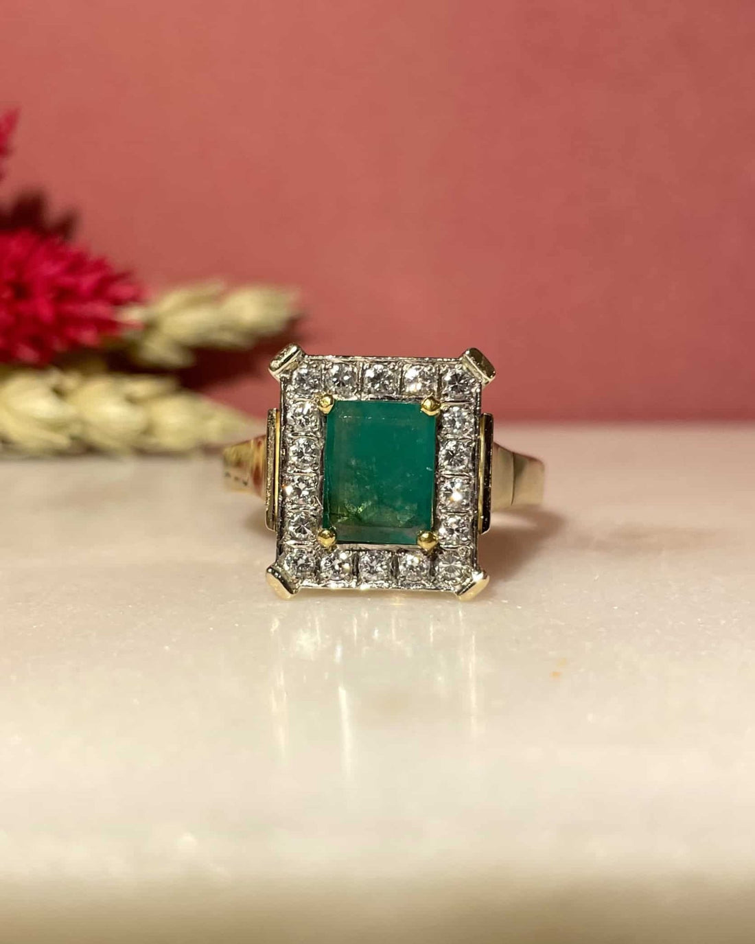 Bague Jonc Marguerite Émeraude 1.15 carat et 18 Diamants &quot;Andrea&quot; - Elliade Paris