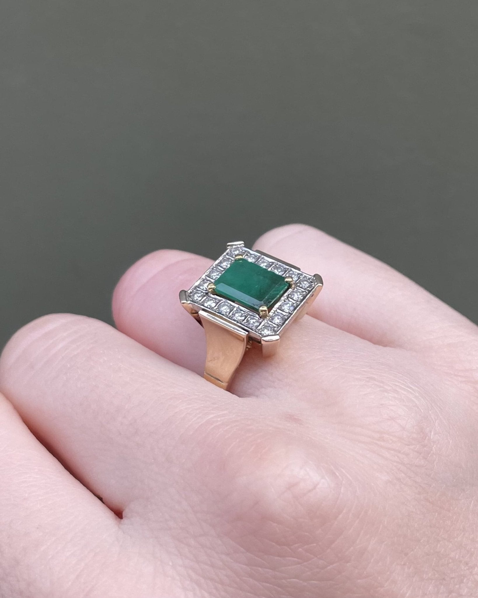 Bague Jonc Marguerite Émeraude 1.15 carat et 18 Diamants &quot;Andrea&quot; - Elliade Paris
