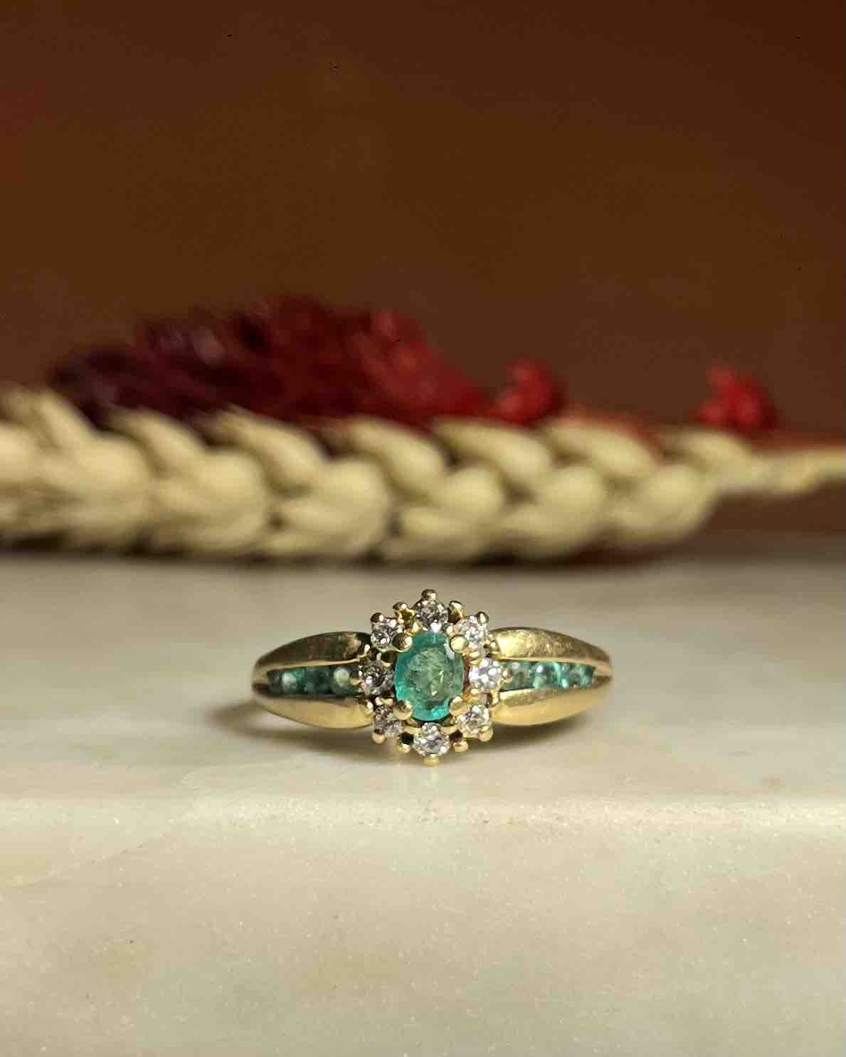 Bague Marguerite Jonc Émeraude &amp; Diamants "Noëlla"