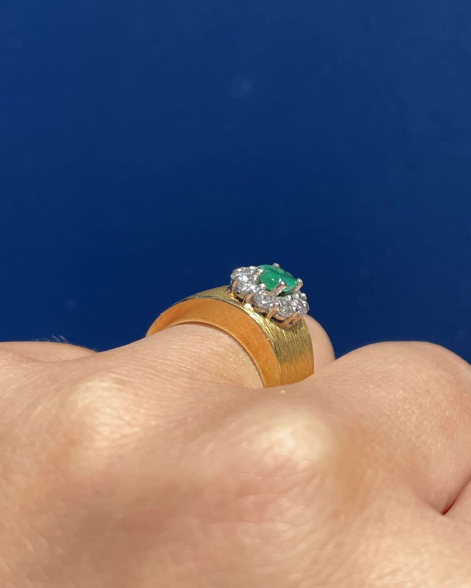 Bague Jonc Marguerite Émeraude carat &amp; Diamants, Or 9.94g &quot;Jennie&quot; - Elliade Paris