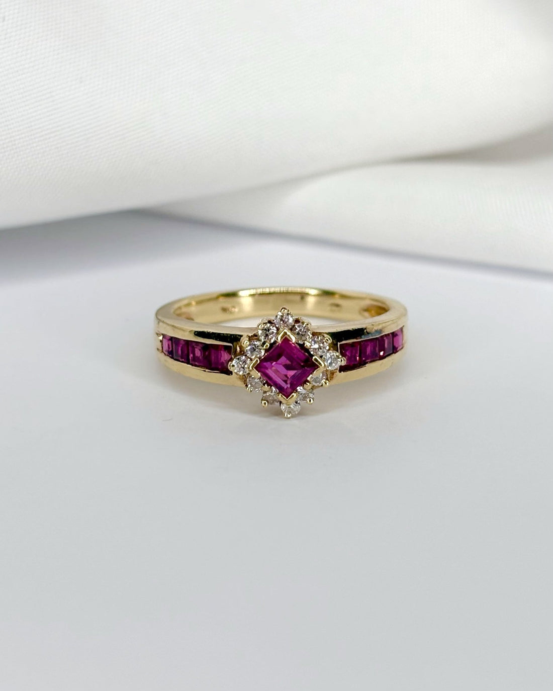 Bague Jonc Marguerite Rubis 0.62 carat &amp; 12 Diamants &quot;Zita&quot; - Elliade Paris