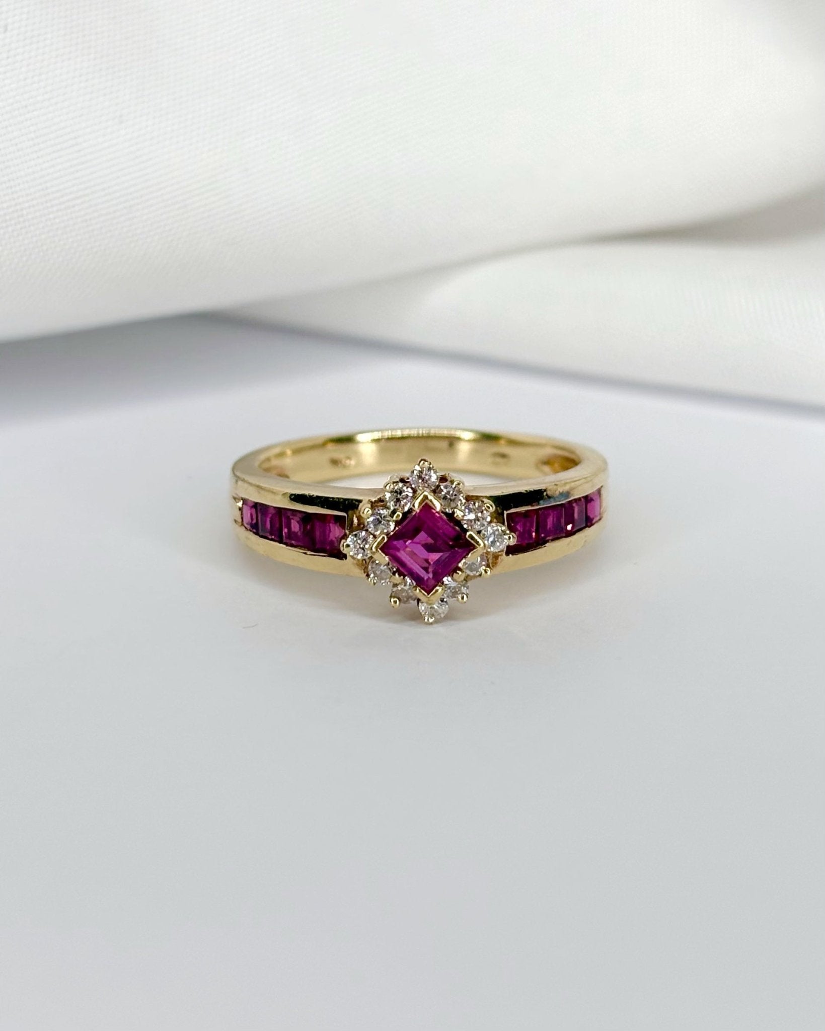 Bague Jonc Marguerite Rubis 0.62 carat &amp; 12 Diamants "Zita" - Elliade Paris