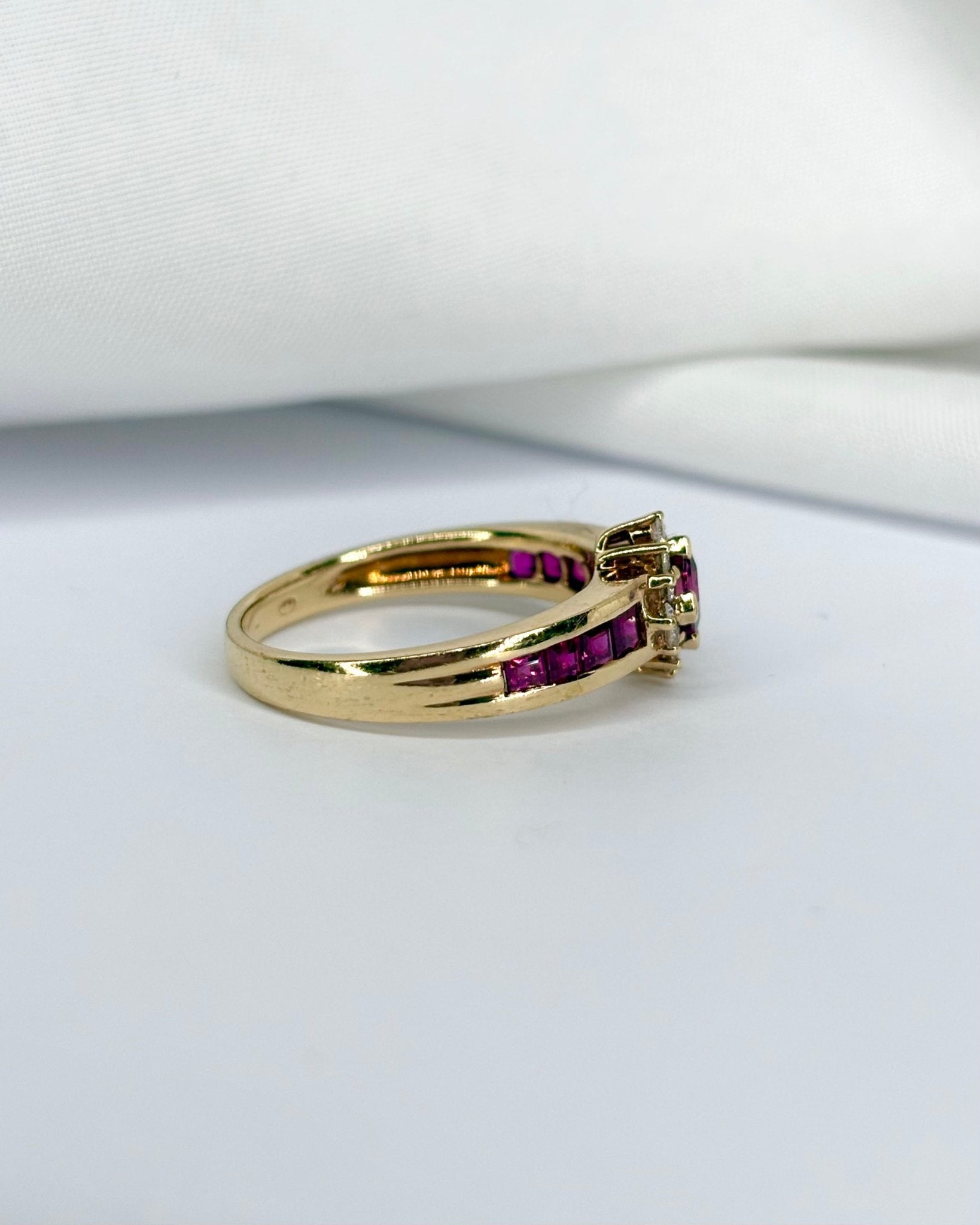 Bague Jonc Marguerite Rubis 0.62 carat &amp; 12 Diamants "Zita" - Elliade Paris