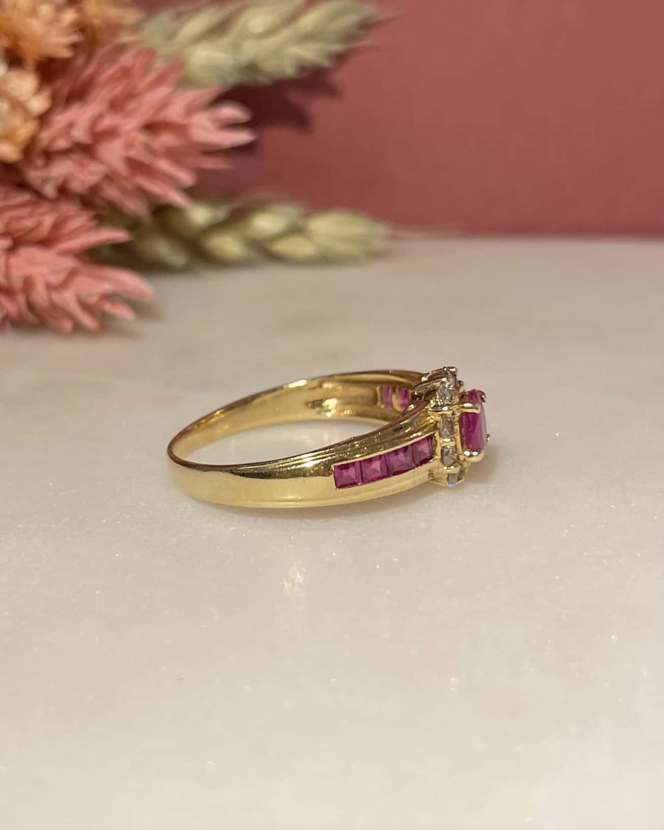 Bague Jonc Marguerite Rubis 0.64 carat &amp; Diamants "Ilaria" - Elliade Paris