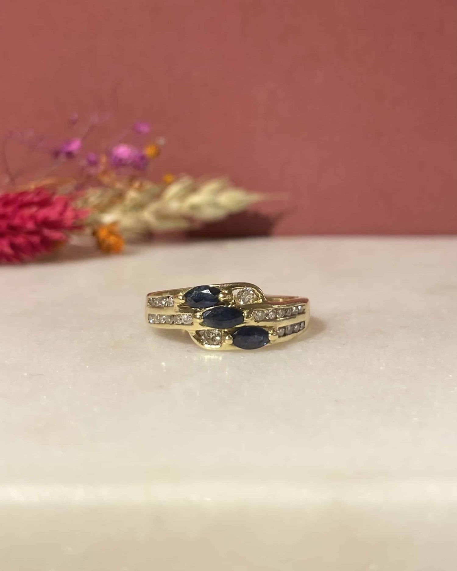 Bague Jonc Rivière Saphirs &amp; Diamants &quot;Julyne&quot; - Elliade Paris