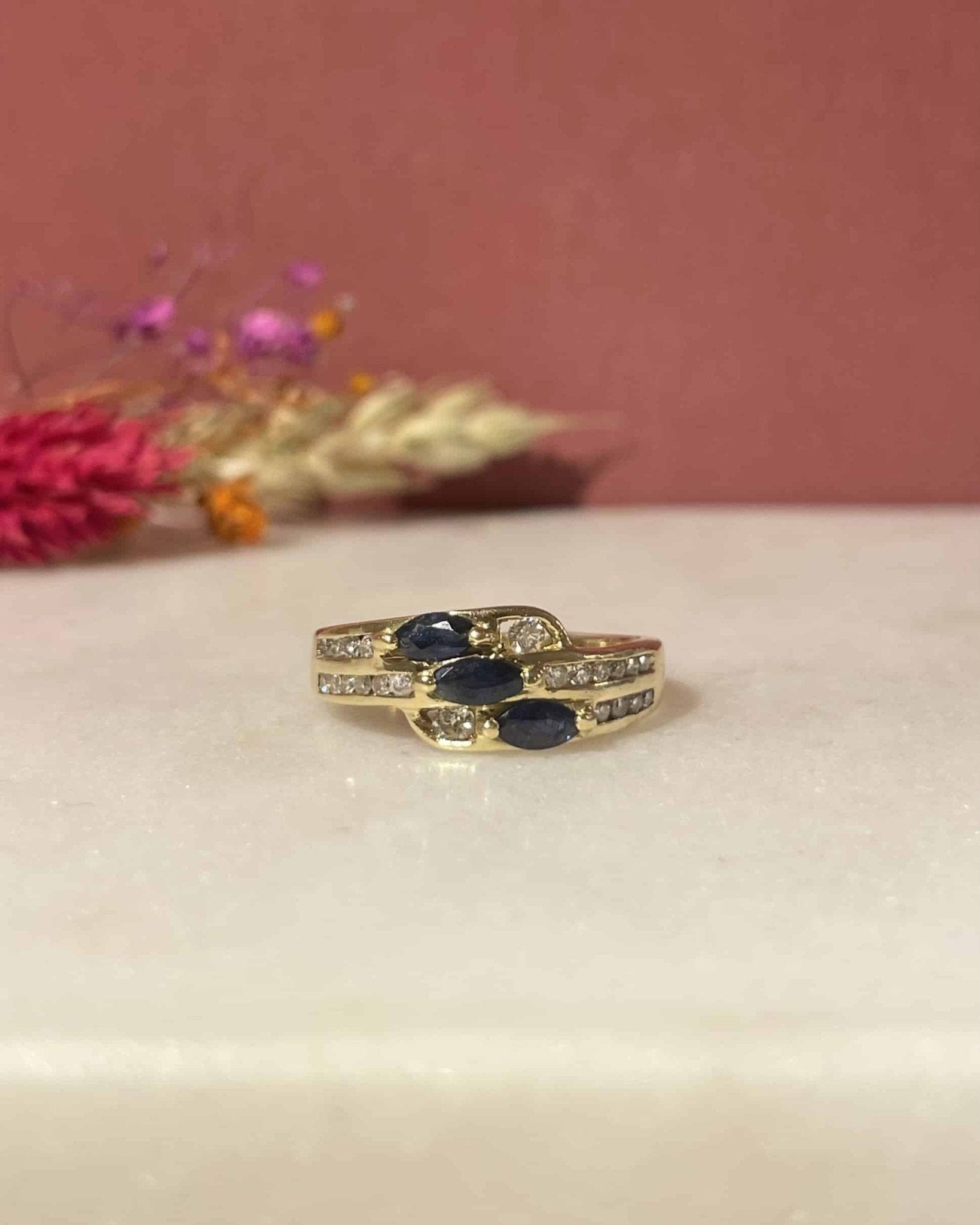 Bague Jonc Rivière Saphirs &amp; Diamants "Julyne" - Elliade Paris