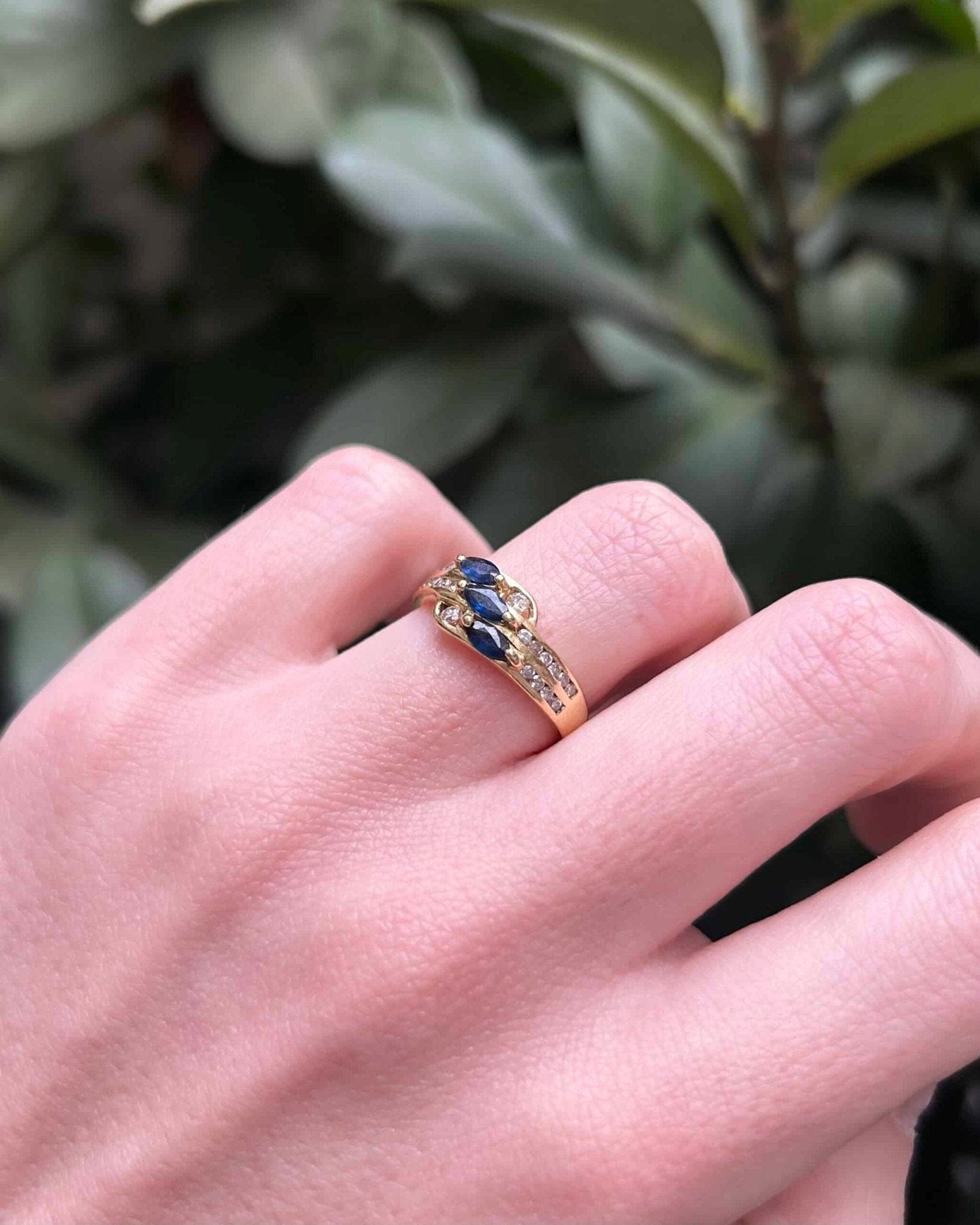 Bague Jonc Rivière Saphirs &amp; Diamants "Julyne" - Elliade Paris