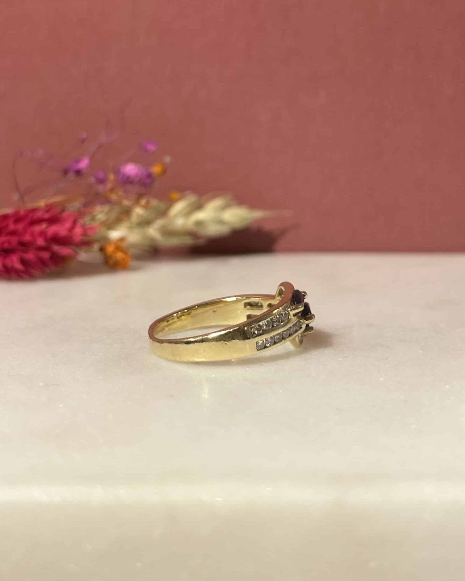 Bague Jonc Rivière Saphirs &amp; Diamants &quot;Julyne&quot; - Elliade Paris