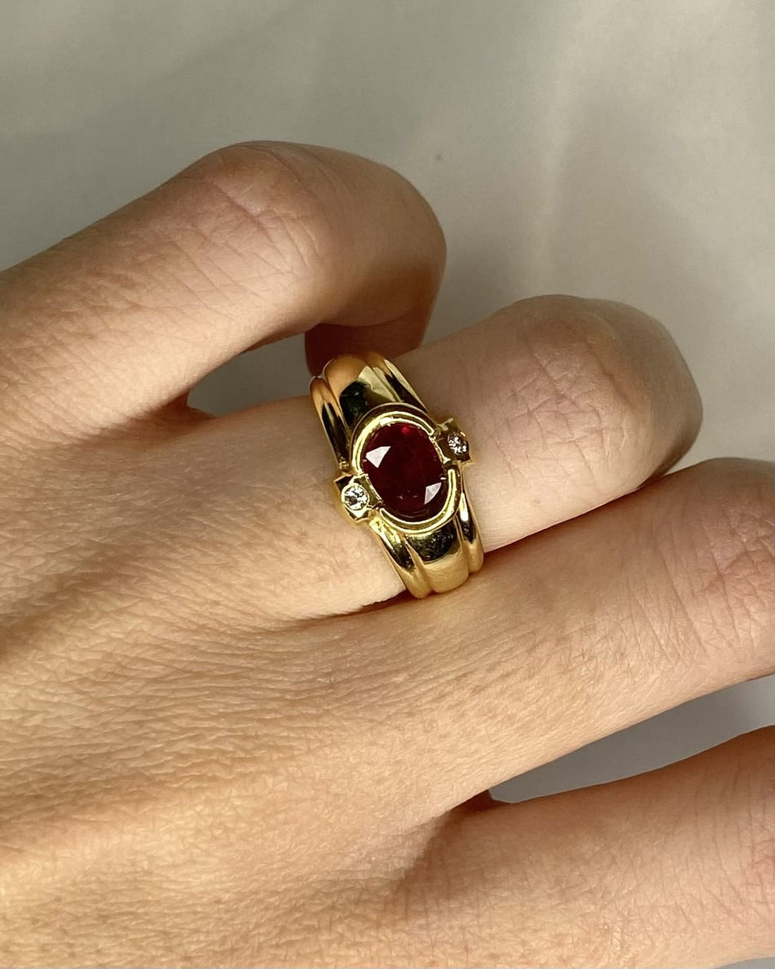 Bague Jonc Rubis 0.74 carat, Diamants &amp; Or 5.42g "Vaea" - Elliade Paris