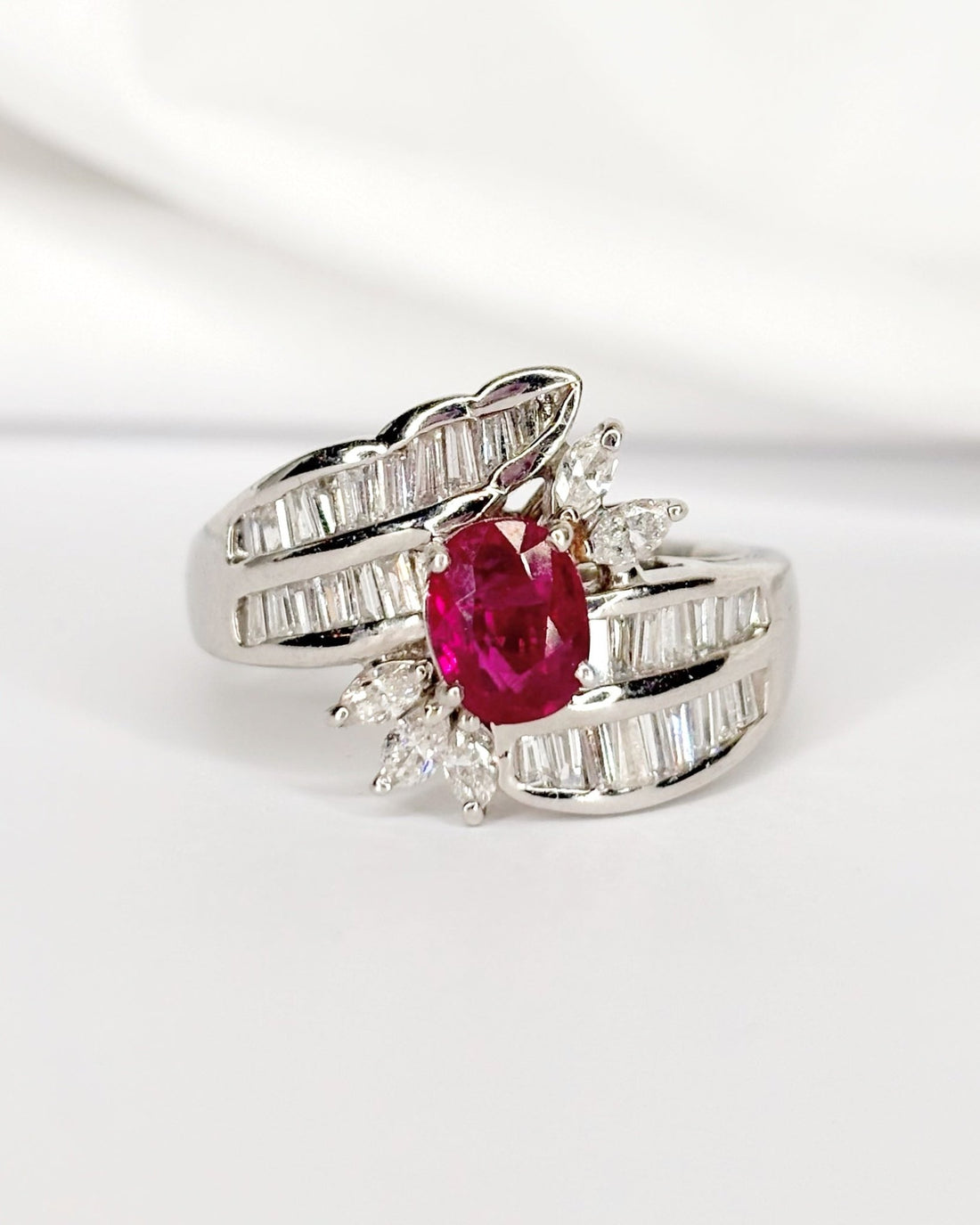 Bague Jonc Rubis 0.90 carat, Diamants Baguette et Marquise 0.68 carat &amp; Platine 10.14g "Althéa" - Elliade Paris