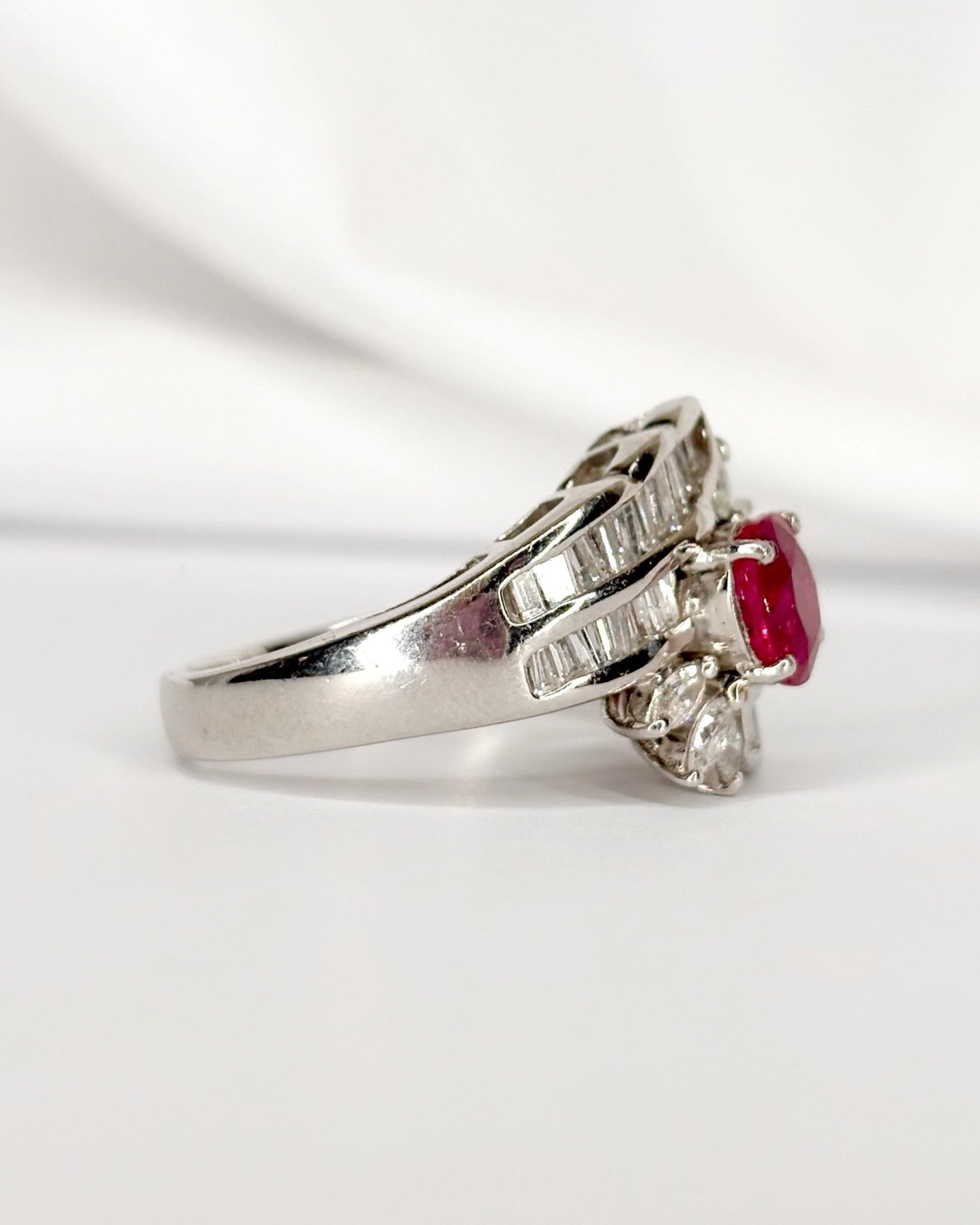 Bague Jonc Rubis 0.90 carat, Diamants Baguette et Marquise 0.68 carat &amp; Platine 10.14g "Althéa" - Elliade Paris