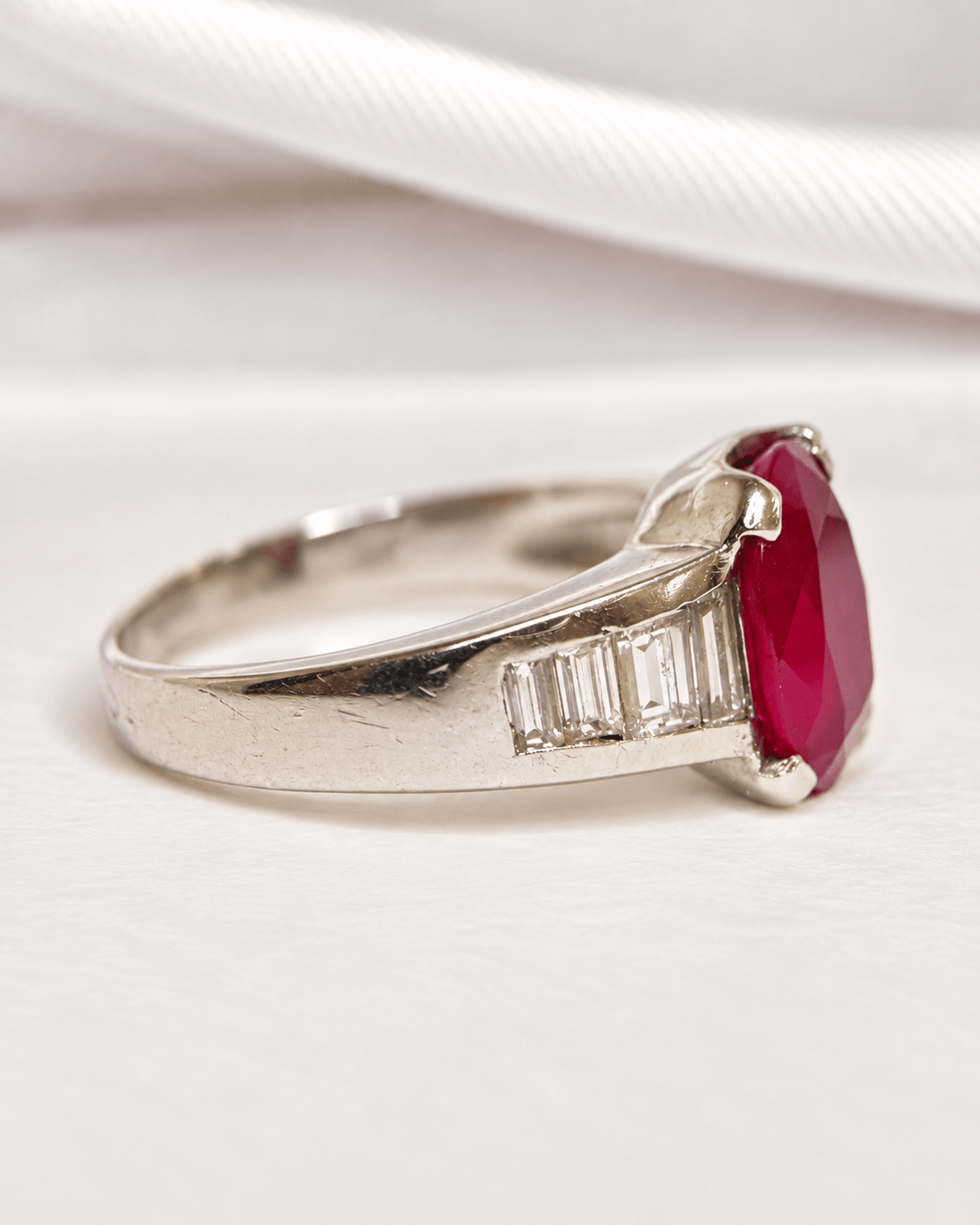 Bague Jonc Rubis 2.91 carats &amp; Diamants Baguette 6.3g "Carmine" - Elliade Paris
