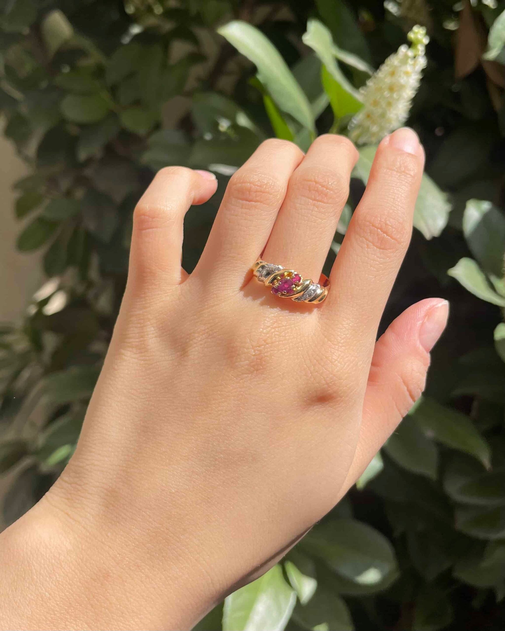 Anillo brazalete "Ylona" con tres diamantes y rubíes en oro