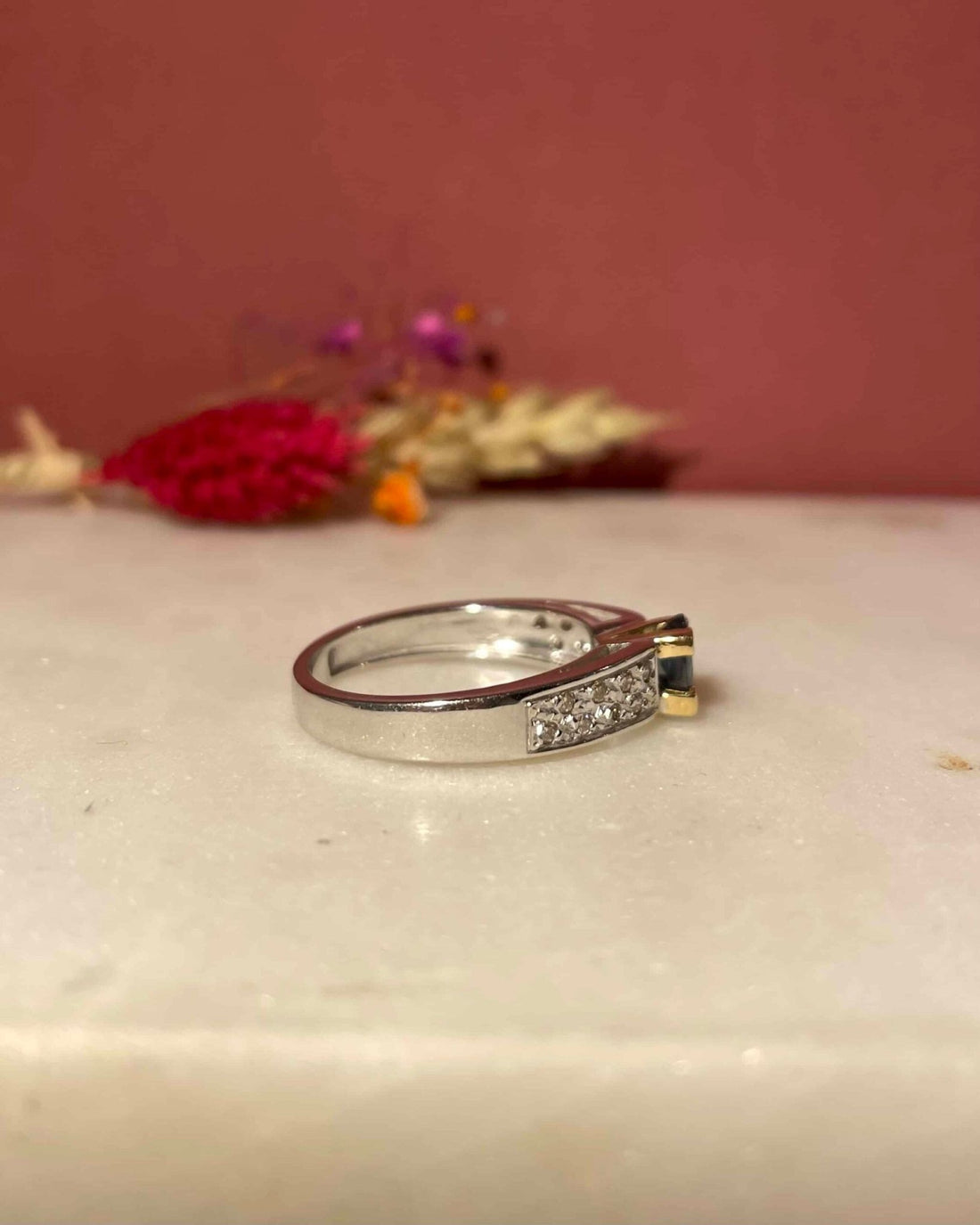 Bague Jonc Saphir 0.60 Carat &amp; Diamants &quot;Riley&quot; - Elliade Paris