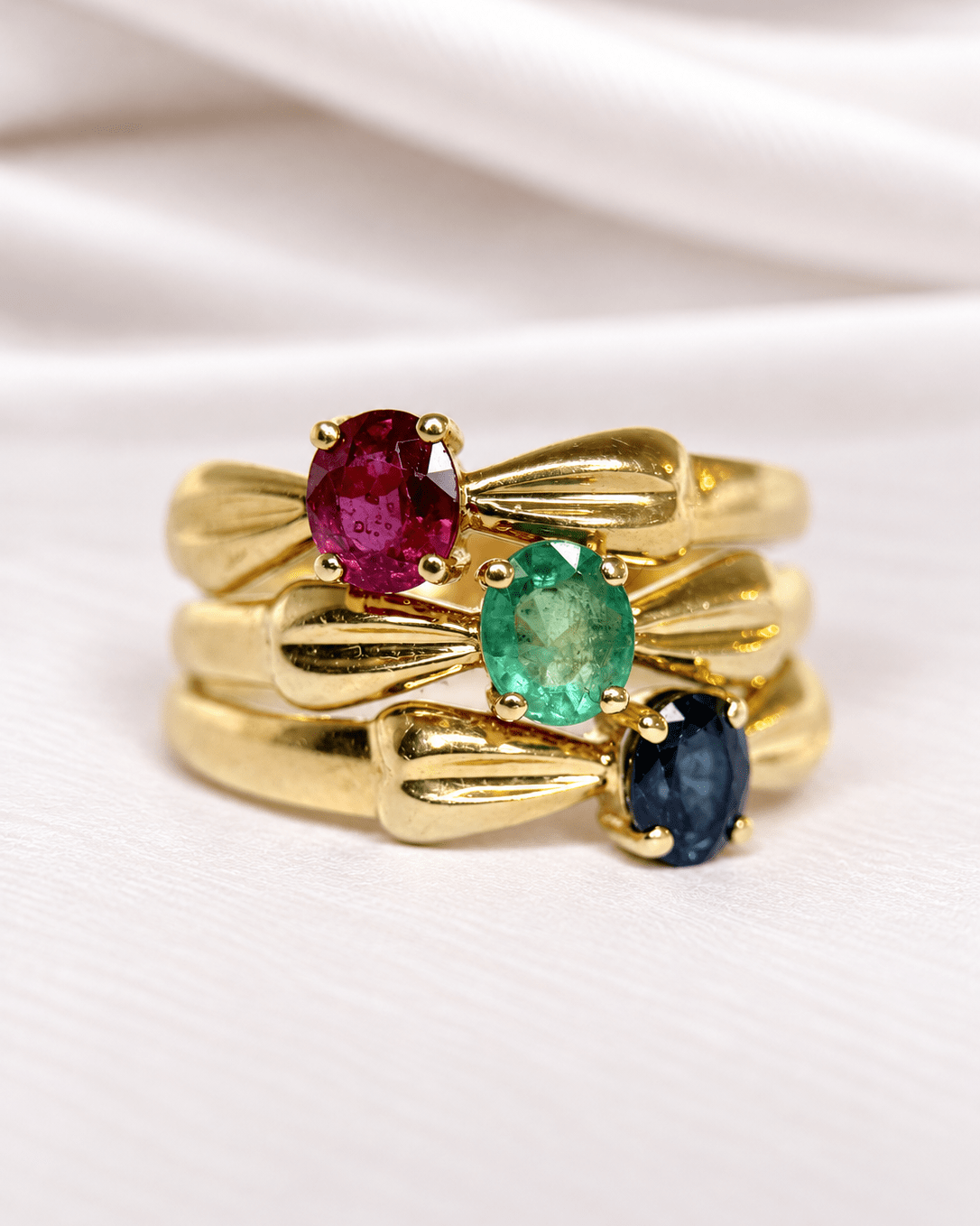 Bague Jonc Saphir 0.65 carat, Rubis 0.60 carat &amp; Émeraude 0.25 carat signée Bucherer "Talia" - Elliade Paris