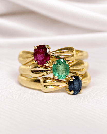 Bague Jonc Saphir 0.65 carat, Rubis 0.60 carat &amp; Émeraude 0.25 carat signée Bucherer "Talia" - Elliade Paris