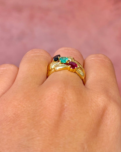 Bague Jonc Saphir 0.65 carat, Rubis 0.60 carat &amp; Émeraude 0.25 carat signée Bucherer "Talia" - Elliade Paris