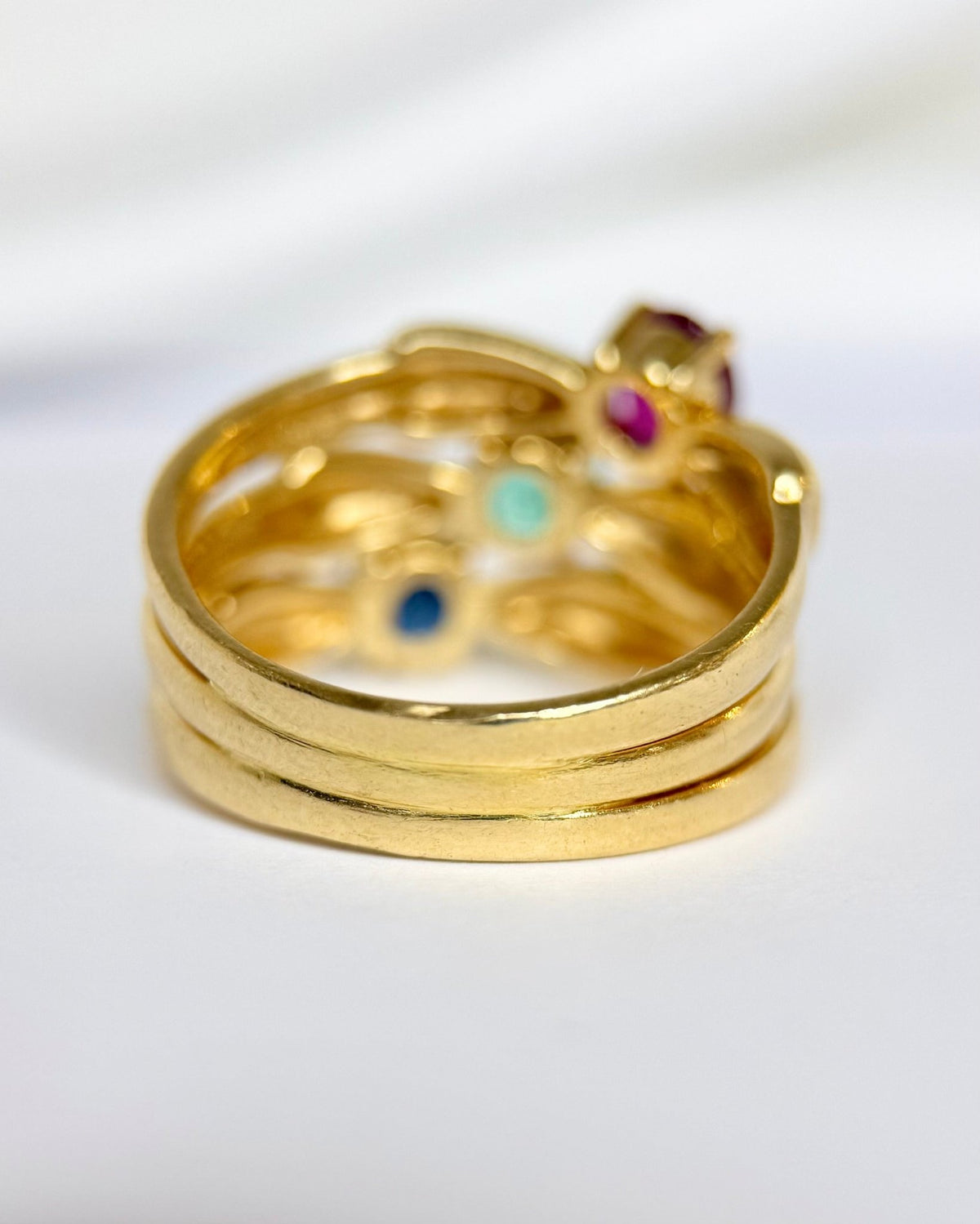 Bague Jonc Saphir 0.65 carat, Rubis 0.60 carat &amp; Émeraude 0.25 carat signée Bucherer "Talia" - Elliade Paris