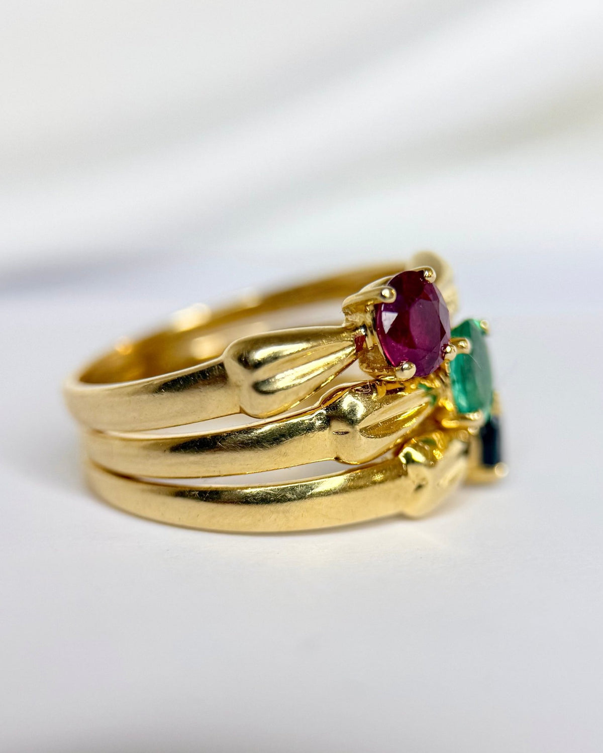 Bague Jonc Saphir 0.65 carat, Rubis 0.60 carat &amp; Émeraude 0.25 carat signée Bucherer "Talia" - Elliade Paris