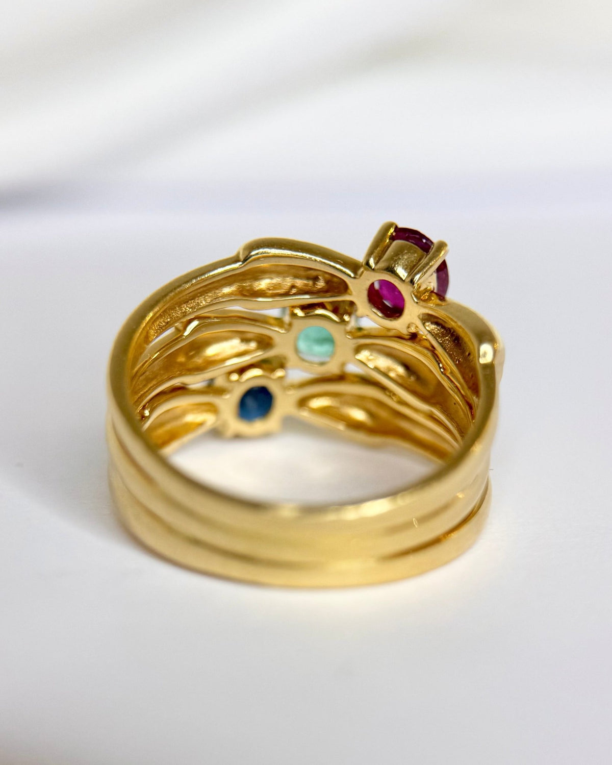Bague Jonc Saphir 0.65 carat, Rubis 0.60 carat &amp; Émeraude 0.25 carat signée Bucherer "Talia" - Elliade Paris