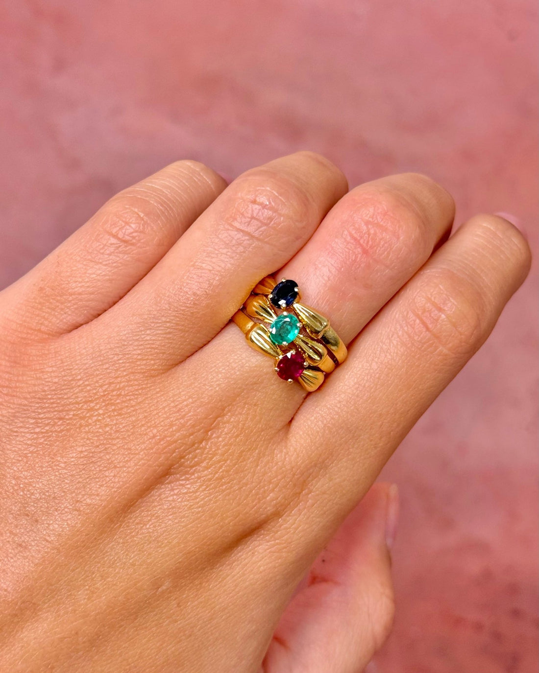 Bague Jonc Saphir 0.65 carat, Rubis 0.60 carat &amp; Émeraude 0.25 carat signée Bucherer "Talia" - Elliade Paris